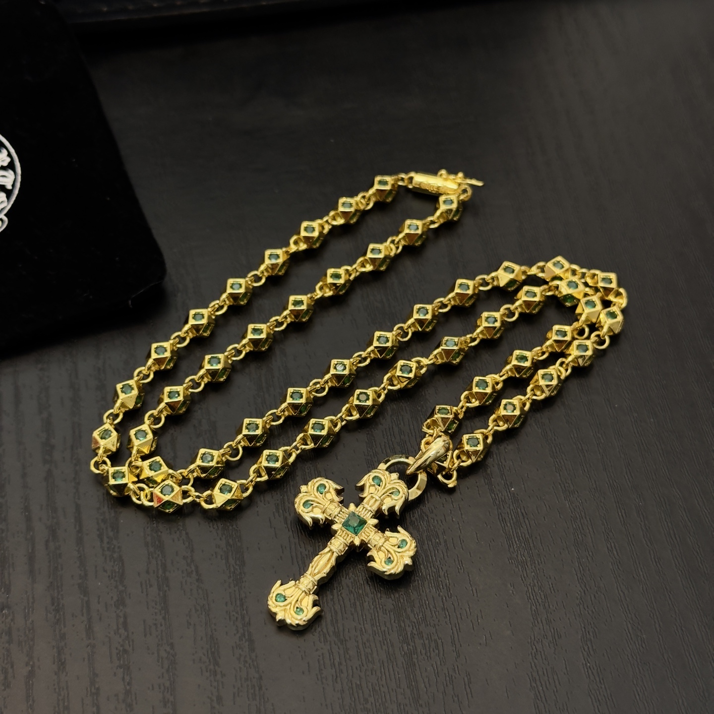 新款【专柜品质】Chrome Hearts克罗心绿钻项链 绿钻火焰十字架吊坠 凹凸造型不同的花纹设计风格