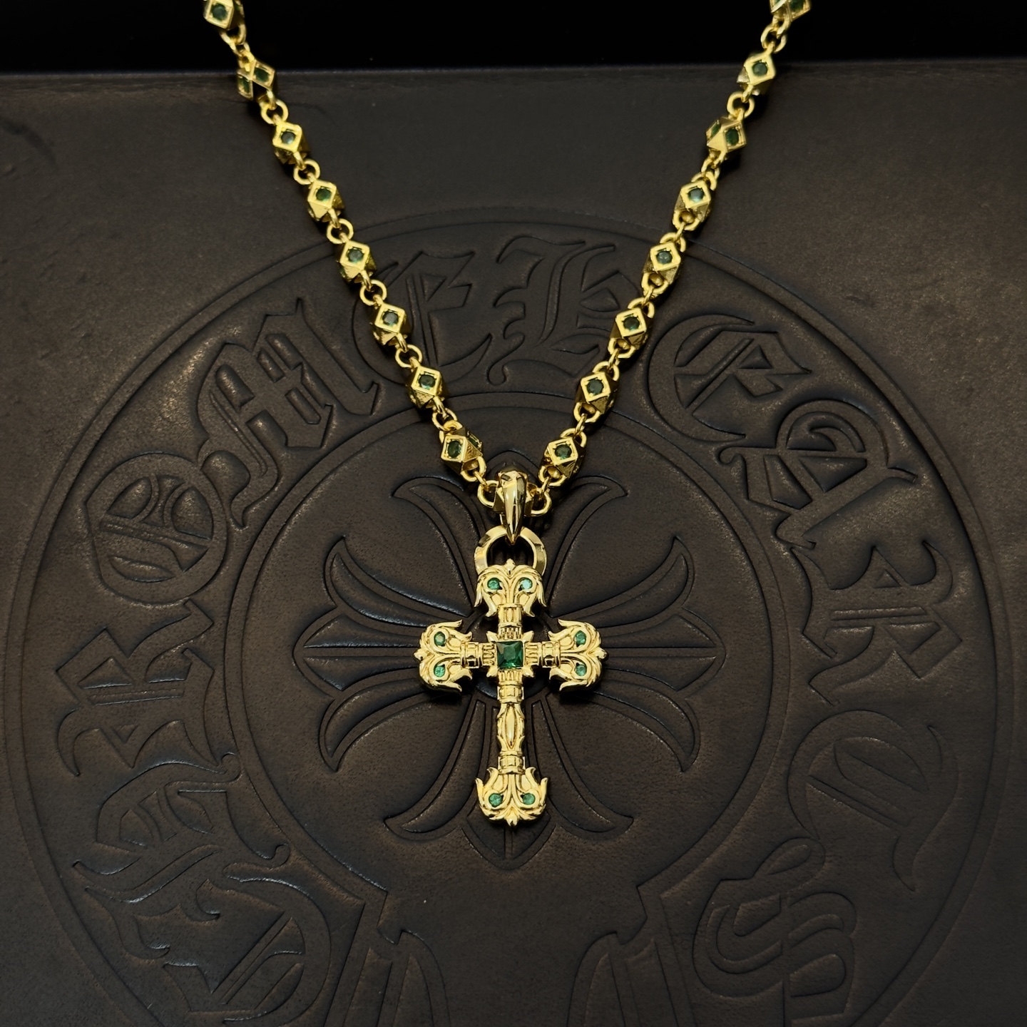 新款【专柜品质】Chrome Hearts克罗心绿钻项链 绿钻火焰十字架吊坠 凹凸造型不同的花纹设计风格