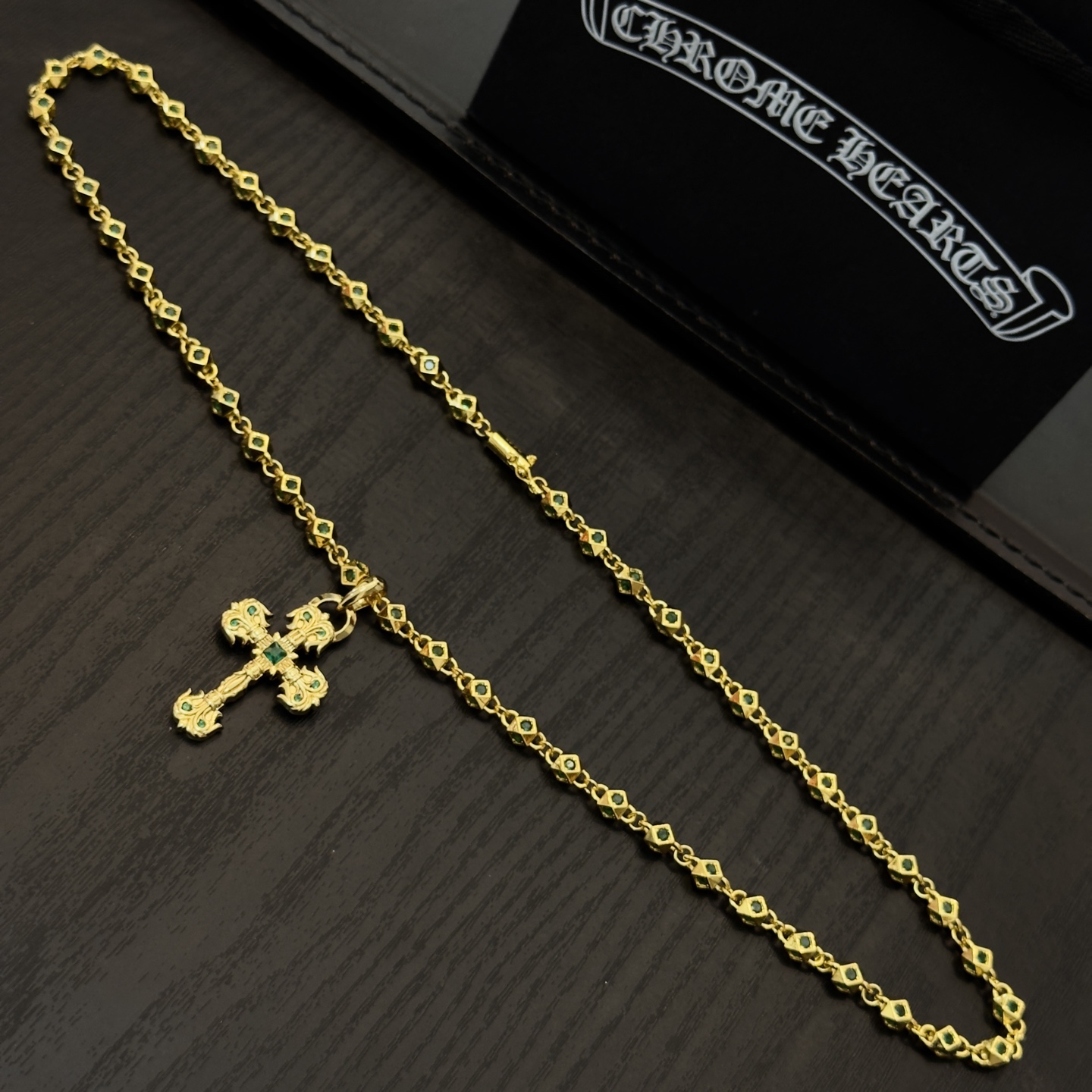 新款【专柜品质】Chrome Hearts克罗心绿钻项链 绿钻火焰十字架吊坠 凹凸造型不同的花纹设计风格