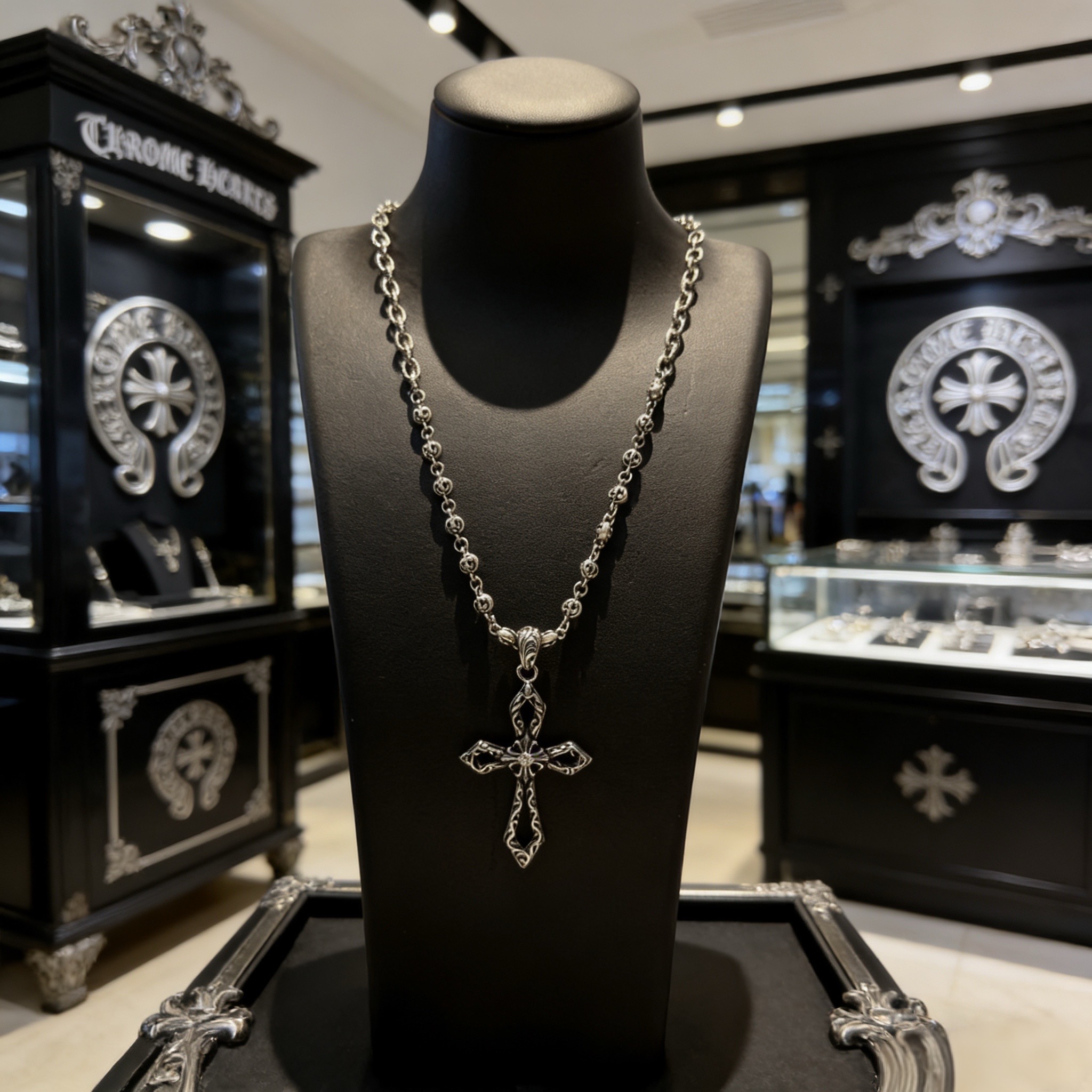 新款【专柜品质】Chrome Hearts克罗心项链 .十字架吊坠 凹凸造型不同的花纹设计风格 呈现出与