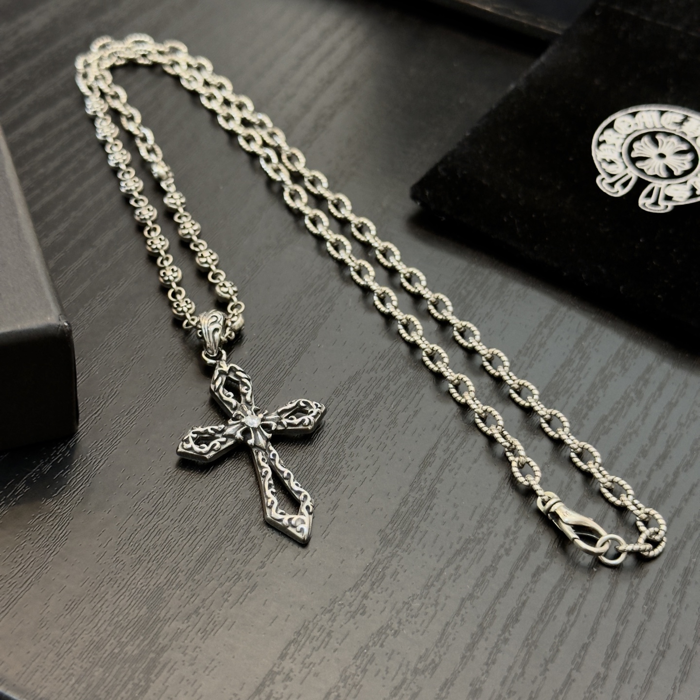 新款【专柜品质】Chrome Hearts克罗心项链 .十字架吊坠 凹凸造型不同的花纹设计风格 呈现出与
