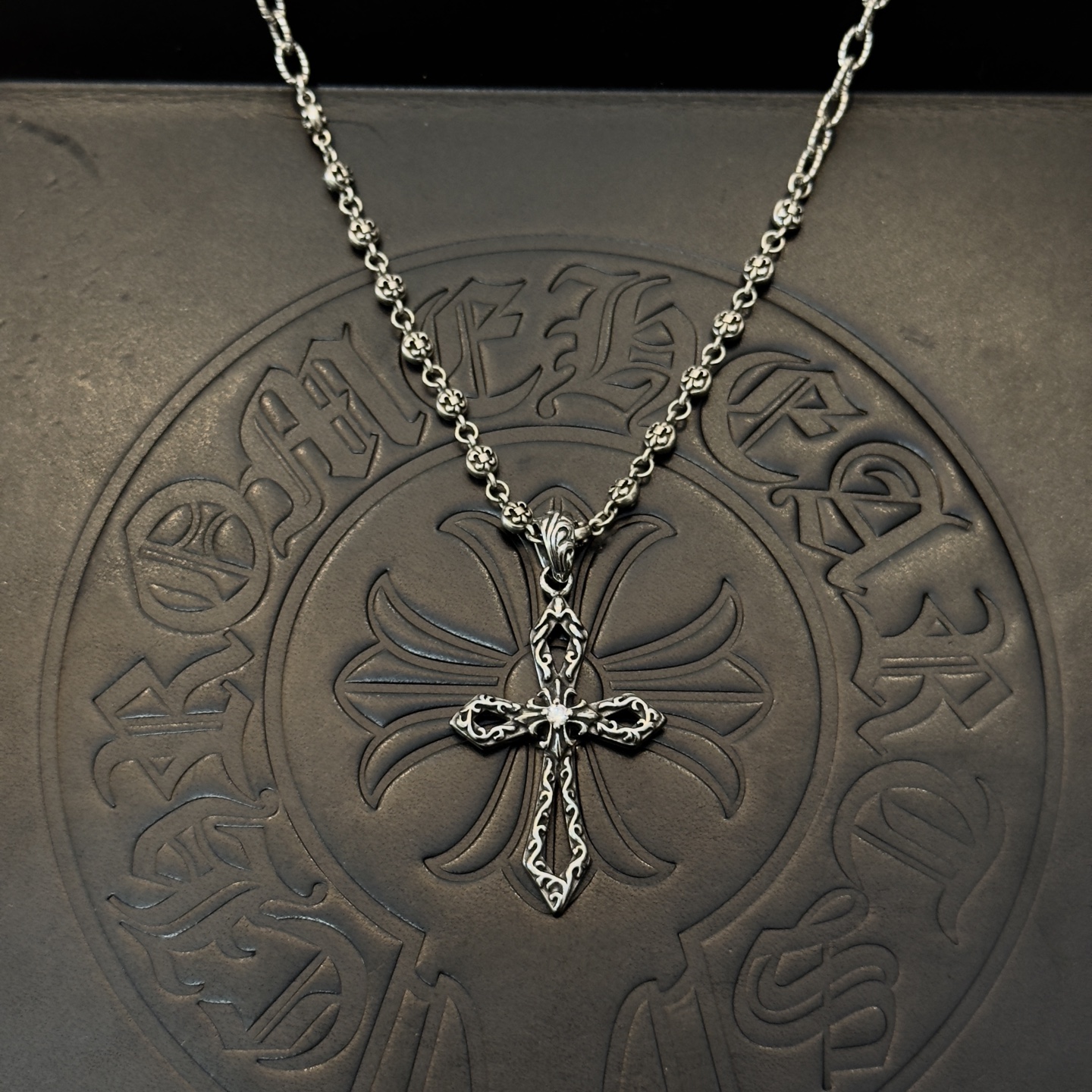 新款【专柜品质】Chrome Hearts克罗心项链 .十字架吊坠 凹凸造型不同的花纹设计风格 呈现出与