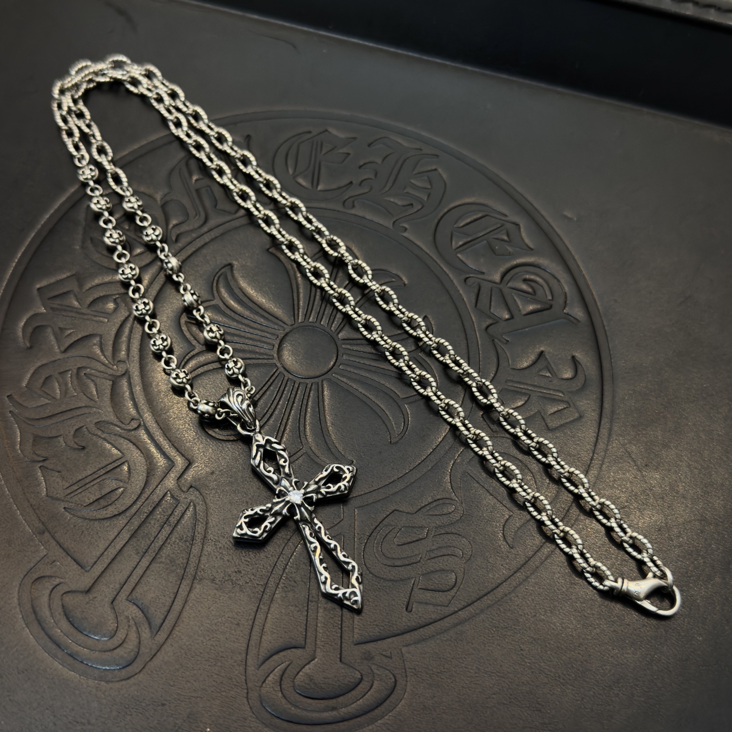新款【专柜品质】Chrome Hearts克罗心项链 .十字架吊坠 凹凸造型不同的花纹设计风格 呈现出与