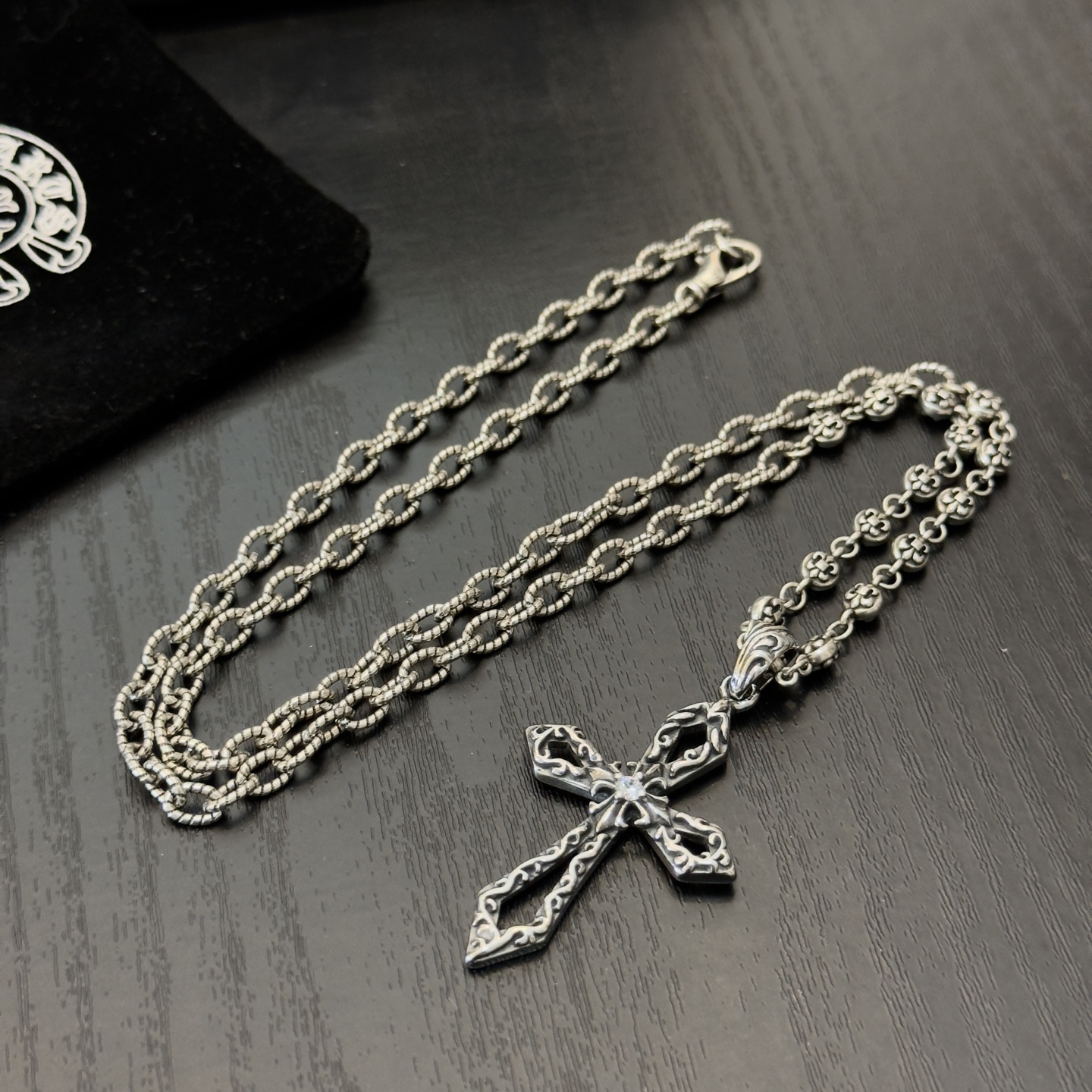 新款【专柜品质】Chrome Hearts克罗心项链 .十字架吊坠 凹凸造型不同的花纹设计风格 呈现出与