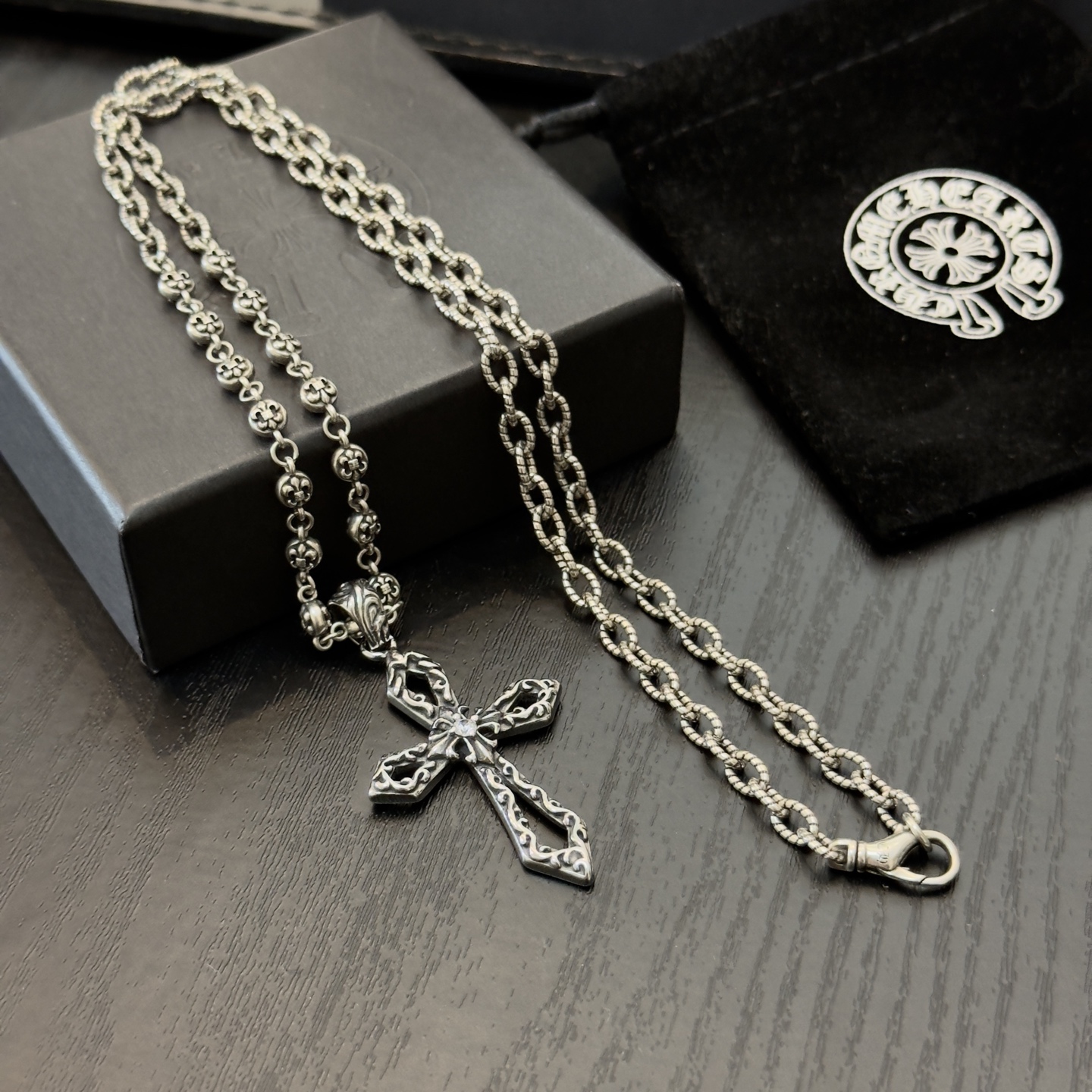 新款【专柜品质】Chrome Hearts克罗心项链 .十字架吊坠 凹凸造型不同的花纹设计风格 呈现出与