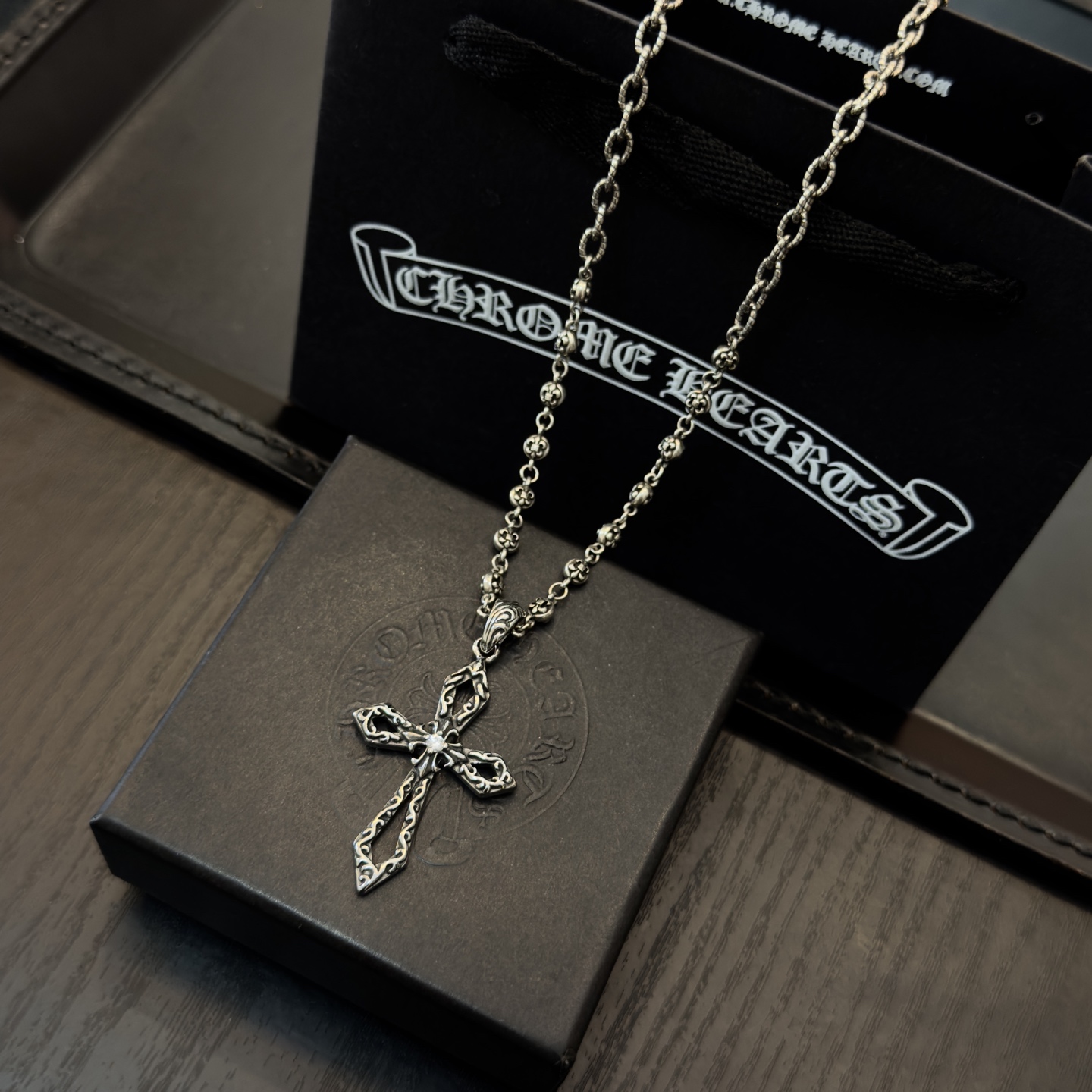 新款【专柜品质】Chrome Hearts克罗心项链 .十字架吊坠 凹凸造型不同的花纹设计风格 呈现出与