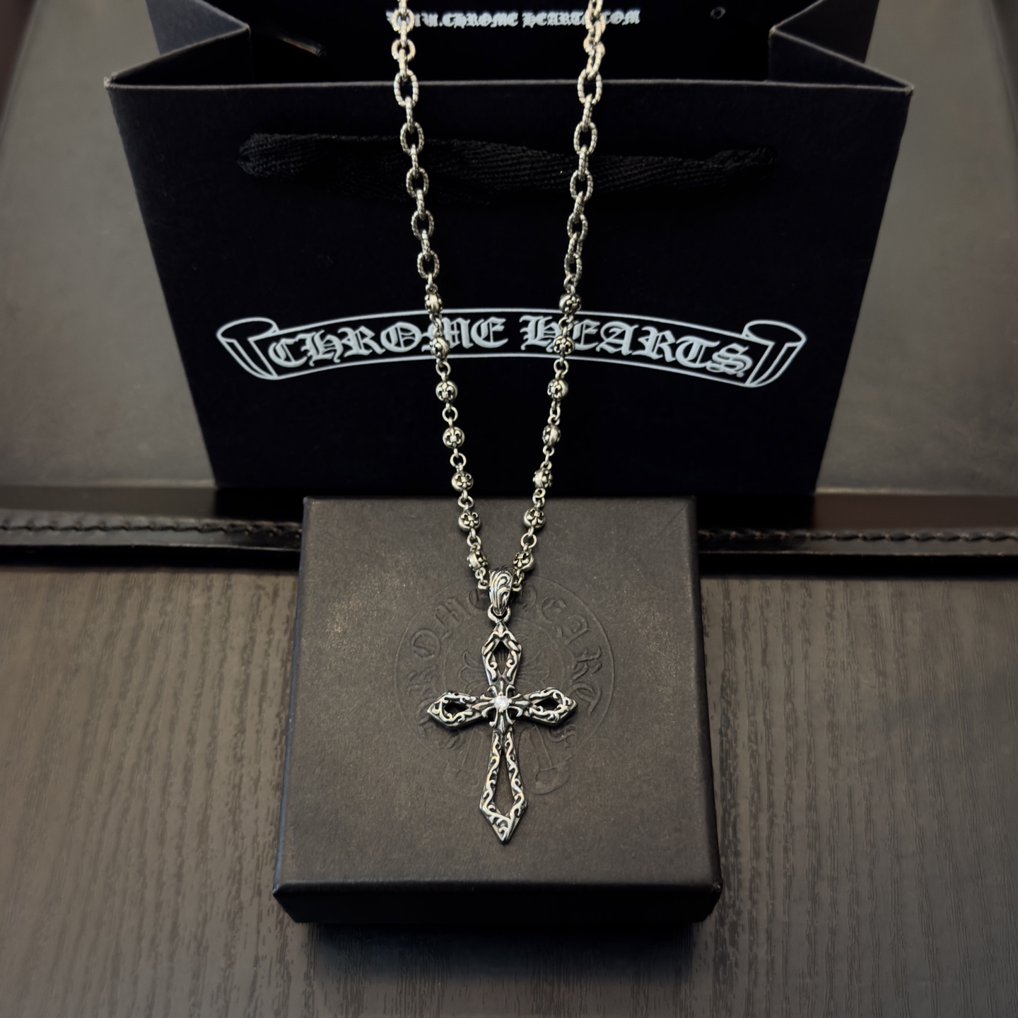 新款【专柜品质】Chrome Hearts克罗心项链 .十字架吊坠 凹凸造型不同的花纹设计风格 呈现出与