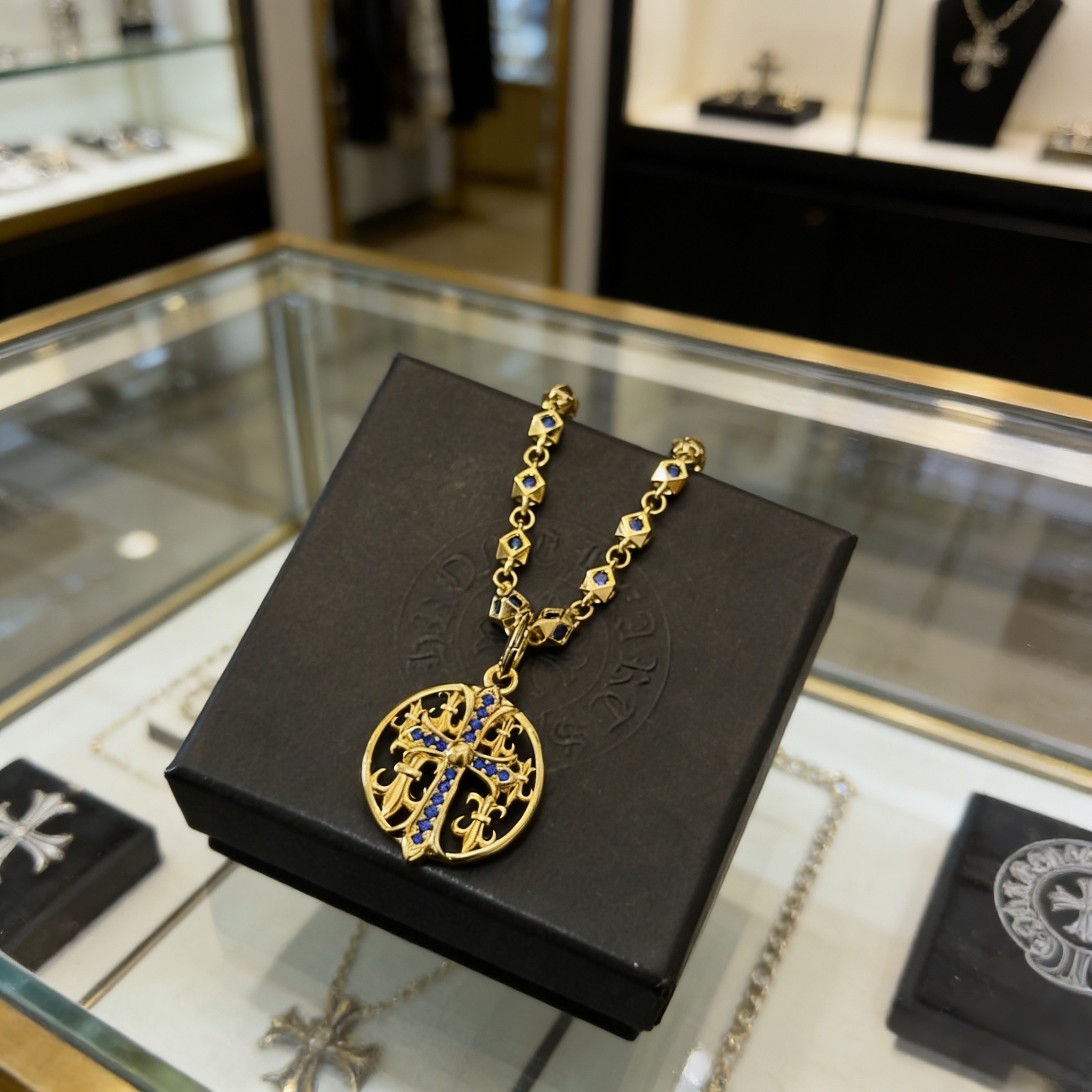 新款【专柜品质】Chrome Hearts克罗心蓝钻项链 蓝钻圆牌十字架吊坠 凹凸造型不同的花纹设计风格