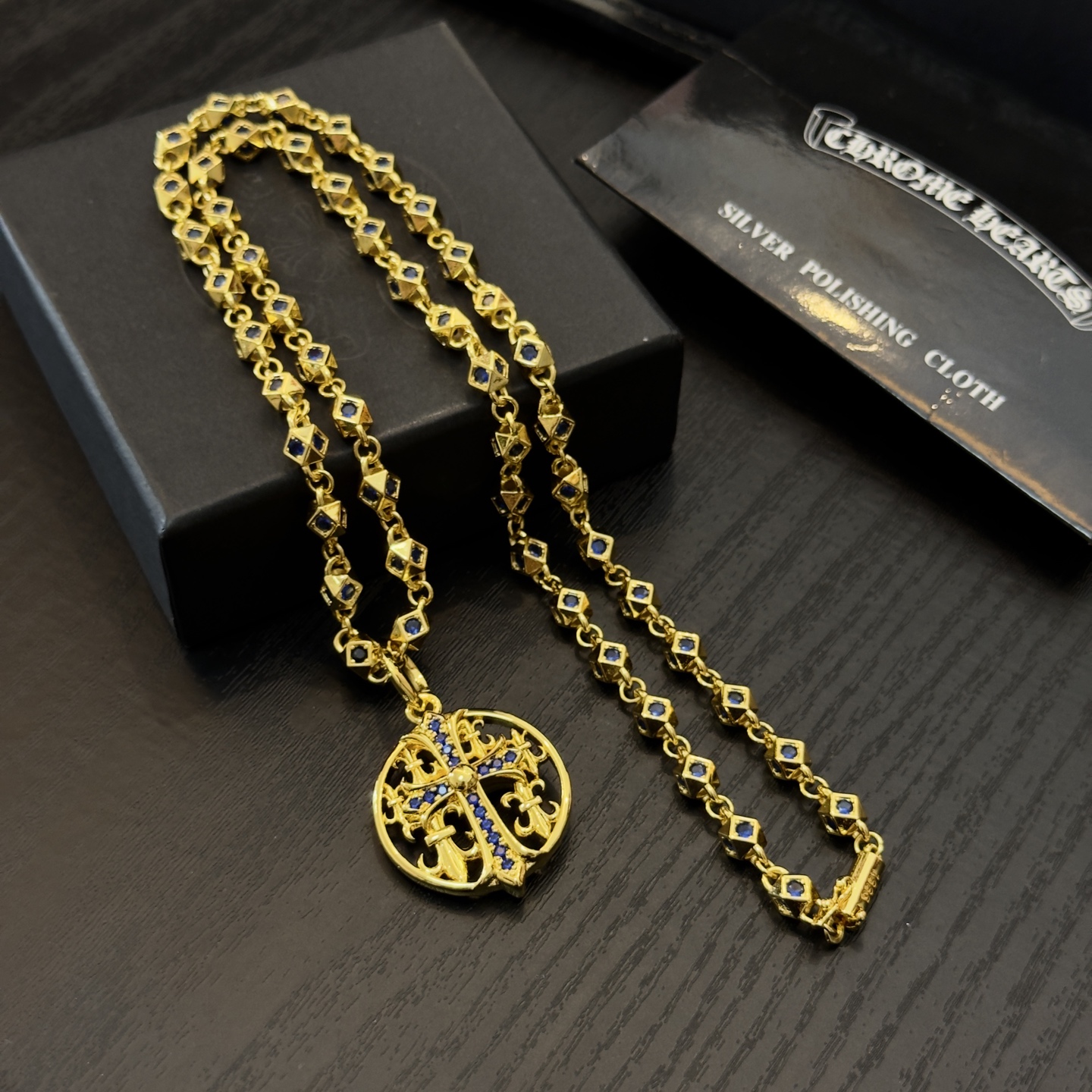 新款【专柜品质】Chrome Hearts克罗心蓝钻项链 蓝钻圆牌十字架吊坠 凹凸造型不同的花纹设计风格