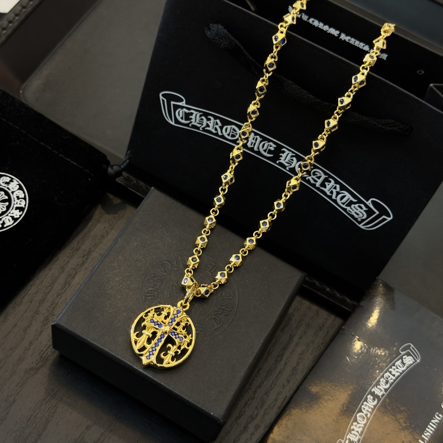 新款【专柜品质】Chrome Hearts克罗心蓝钻项链 蓝钻圆牌十字架吊坠 凹凸造型不同的花纹设计风格