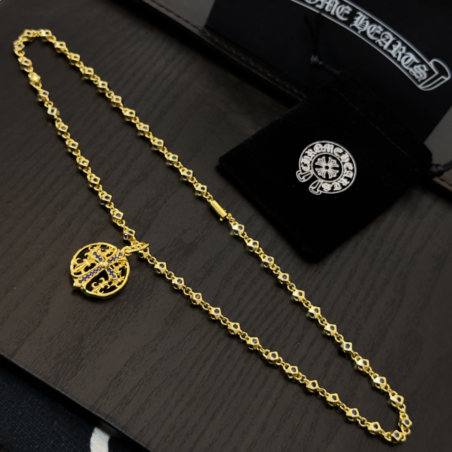 新款【专柜品质】Chrome Hearts克罗心蓝钻项链 蓝钻圆牌十字架吊坠 凹凸造型不同的花纹设计风格