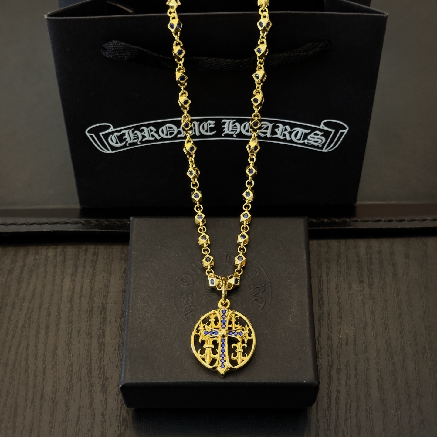 新款【专柜品质】Chrome Hearts克罗心蓝钻项链 蓝钻圆牌十字架吊坠 凹凸造型不同的花纹设计风格