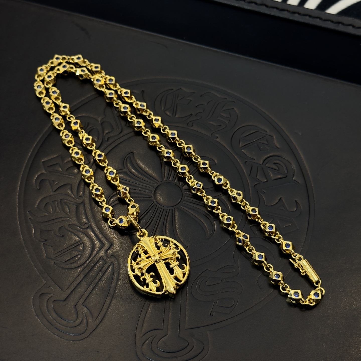 新款【专柜品质】Chrome Hearts克罗心蓝钻项链 蓝钻圆牌十字架吊坠 凹凸造型不同的花纹设计风格