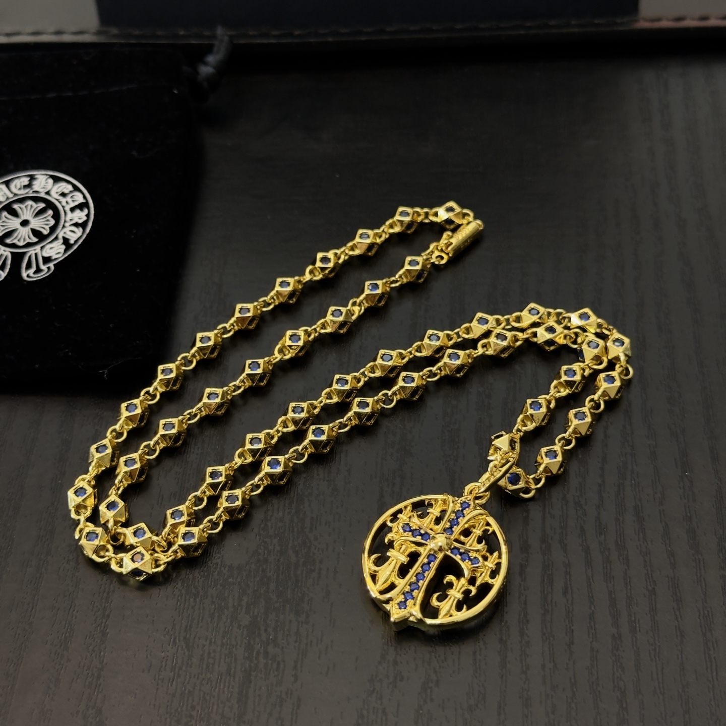 新款【专柜品质】Chrome Hearts克罗心蓝钻项链 蓝钻圆牌十字架吊坠 凹凸造型不同的花纹设计风格