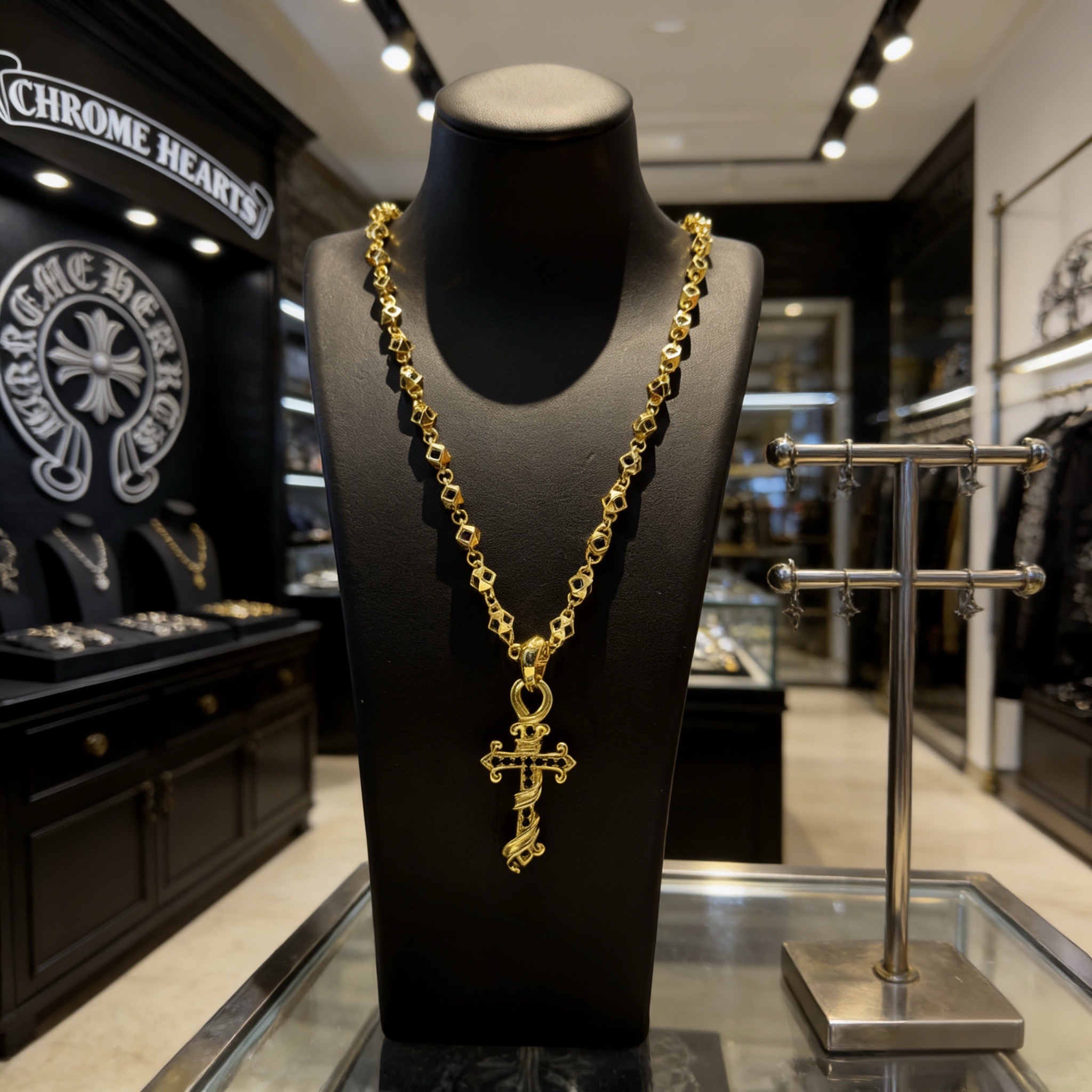 新款【专柜品质】Chrome Hearts克罗心黑钻项链 蓝钻十字架吊坠 凹凸造型不同的花纹设计风格 呈