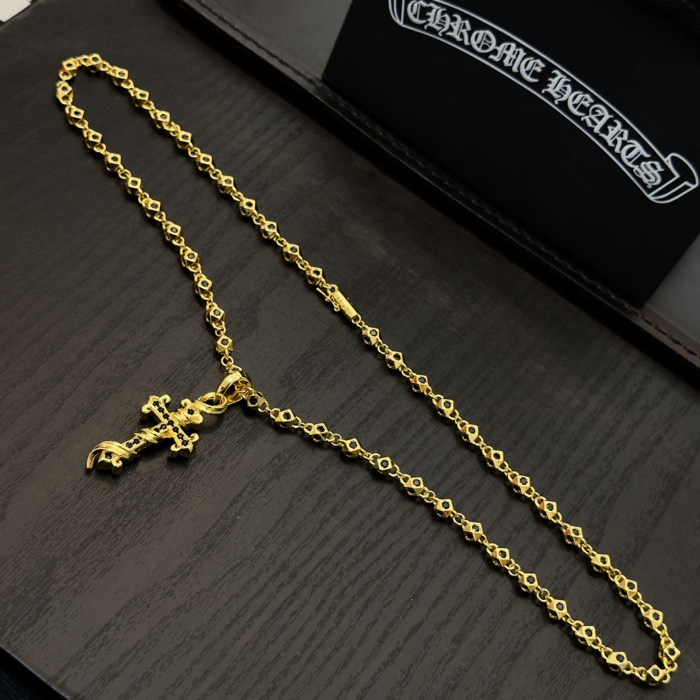 新款【专柜品质】Chrome Hearts克罗心黑钻项链 蓝钻十字架吊坠 凹凸造型不同的花纹设计风格 呈