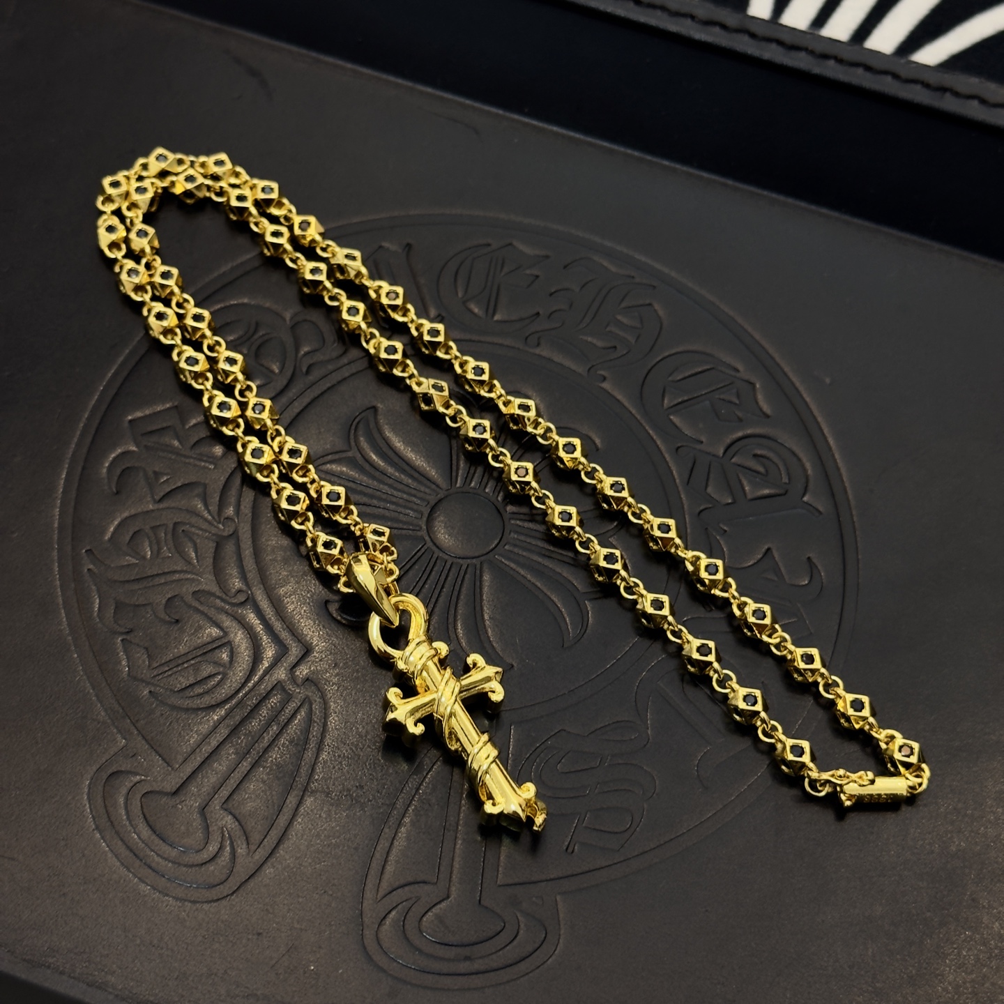 新款【专柜品质】Chrome Hearts克罗心黑钻项链 蓝钻十字架吊坠 凹凸造型不同的花纹设计风格 呈