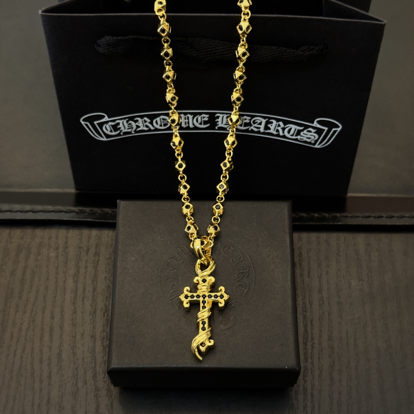新款【专柜品质】Chrome Hearts克罗心黑钻项链 蓝钻十字架吊坠 凹凸造型不同的花纹设计风格 呈
