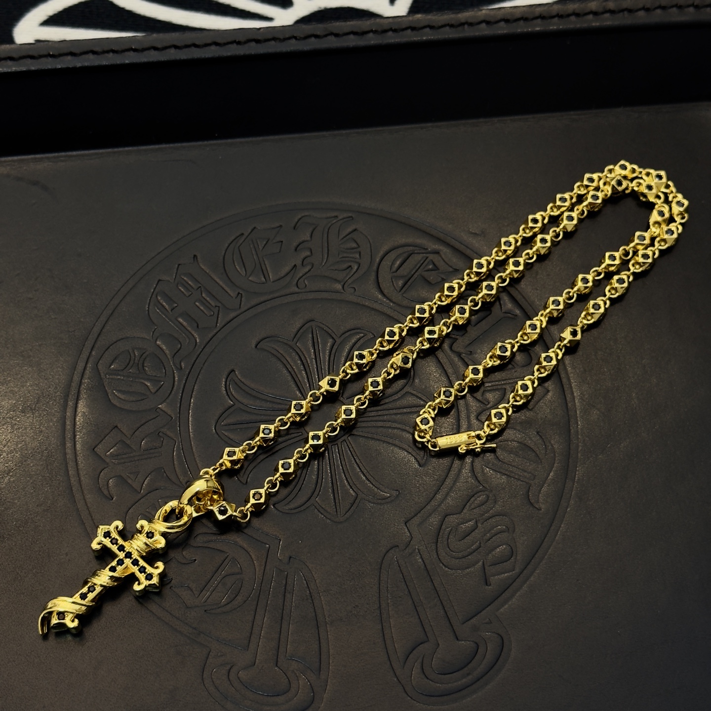 新款【专柜品质】Chrome Hearts克罗心黑钻项链 蓝钻十字架吊坠 凹凸造型不同的花纹设计风格 呈