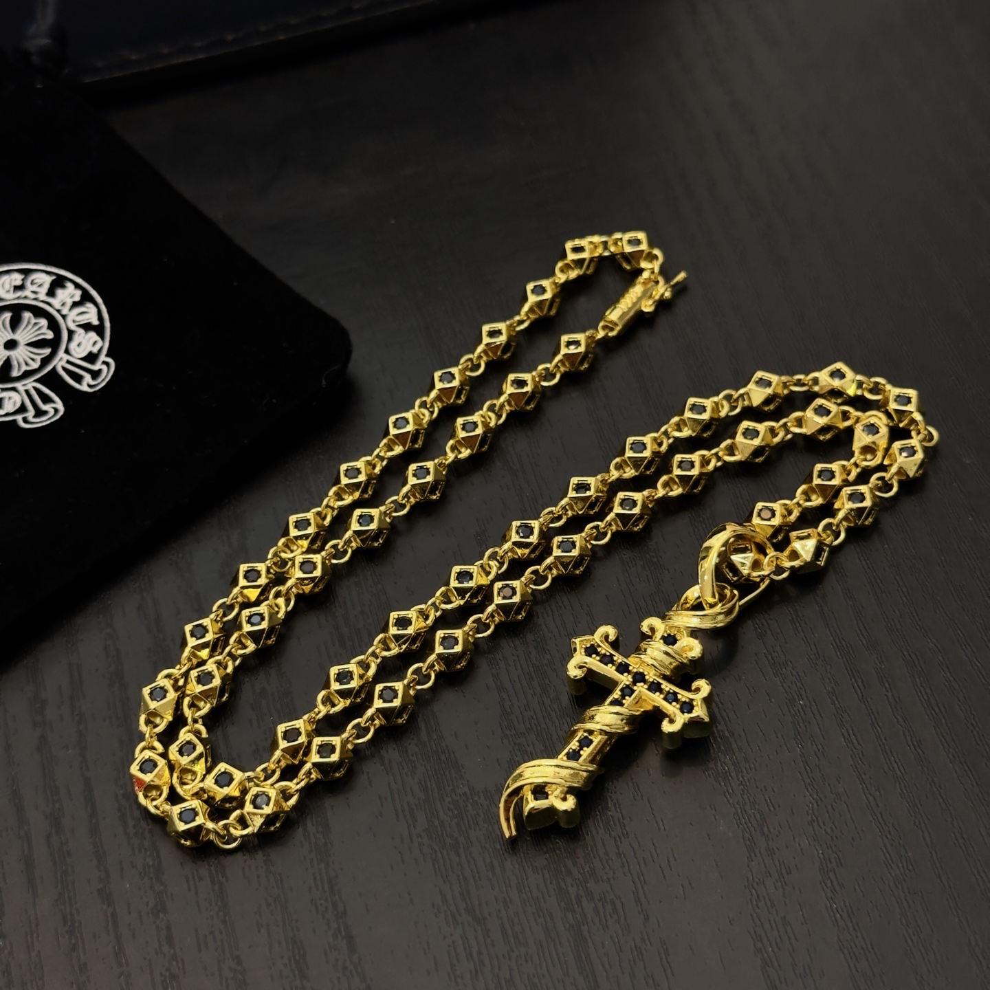 新款【专柜品质】Chrome Hearts克罗心黑钻项链 蓝钻十字架吊坠 凹凸造型不同的花纹设计风格 呈