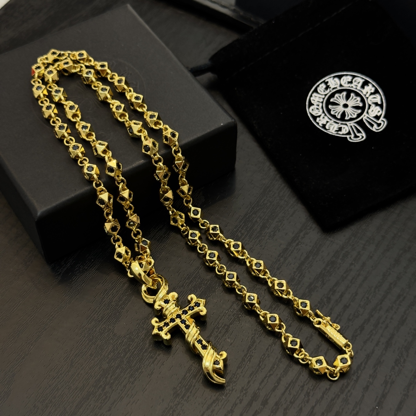 新款【专柜品质】Chrome Hearts克罗心黑钻项链 蓝钻十字架吊坠 凹凸造型不同的花纹设计风格 呈