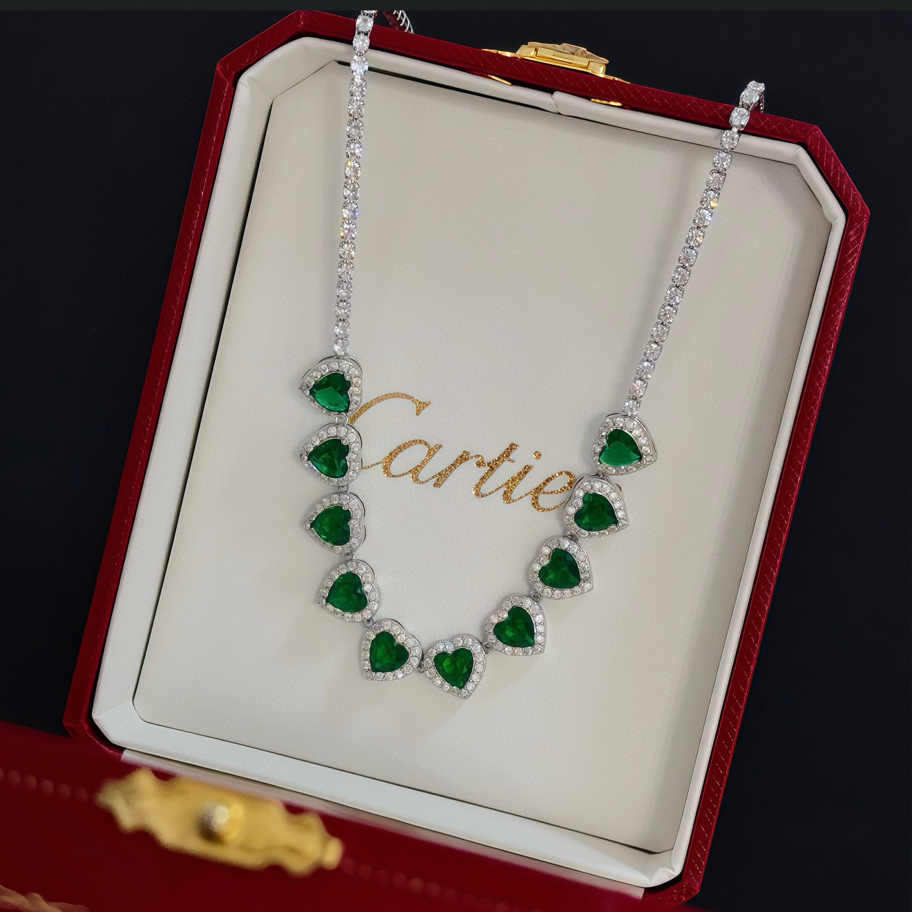 卡地亚项链 高端定制版本 镶嵌钻工艺 V金材质 经典而时尚风格 用凌厉线条重构爱情美学！打破常规，镶嵌钻