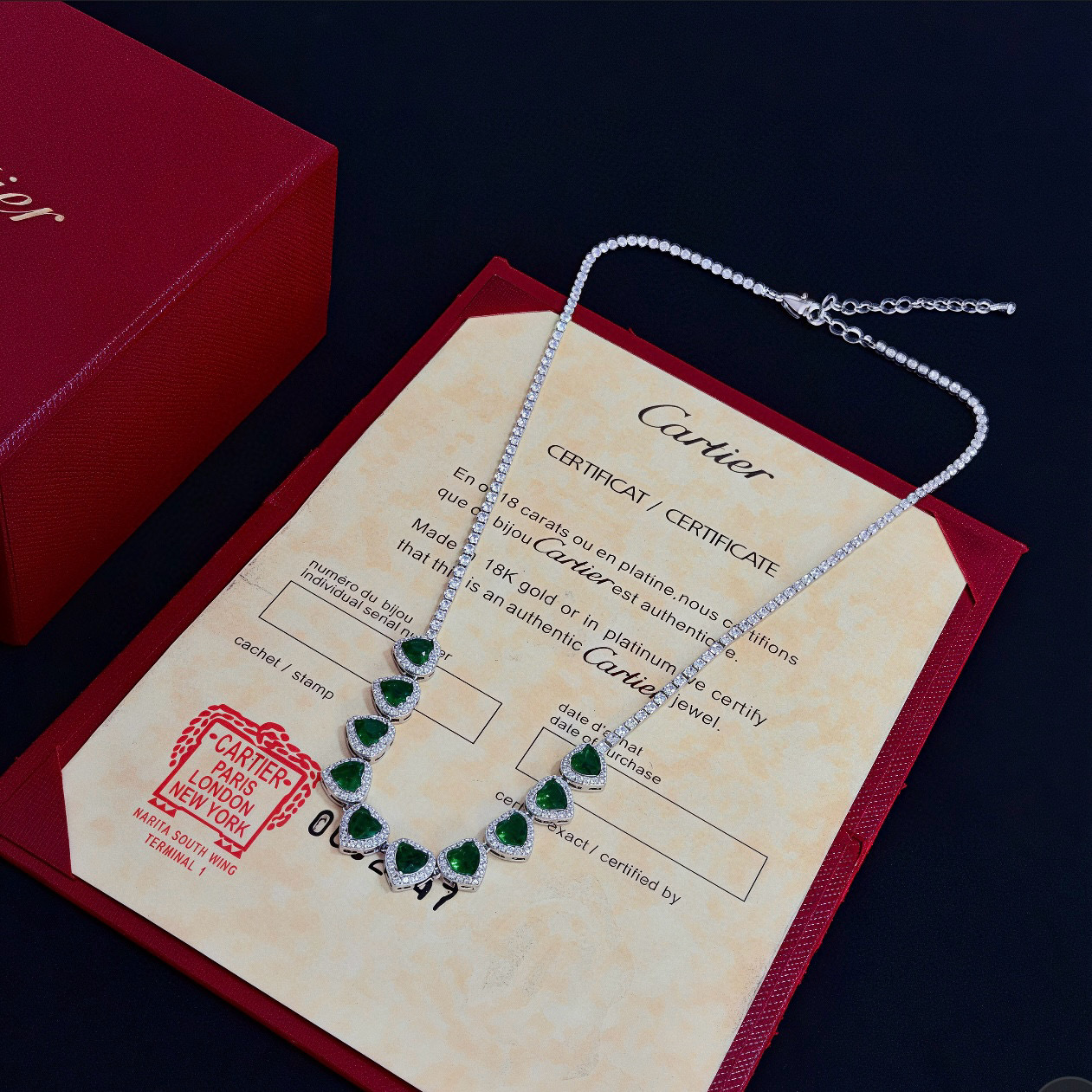 卡地亚项链 高端定制版本 镶嵌钻工艺 V金材质 经典而时尚风格 用凌厉线条重构爱情美学！打破常规，镶嵌钻