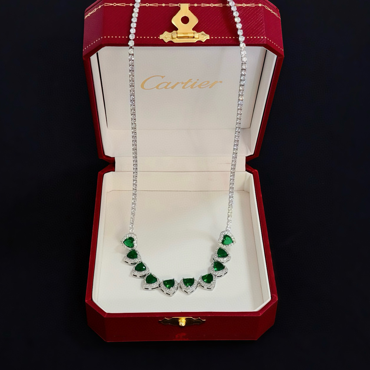 卡地亚项链 高端定制版本 镶嵌钻工艺 V金材质 经典而时尚风格 用凌厉线条重构爱情美学！打破常规，镶嵌钻