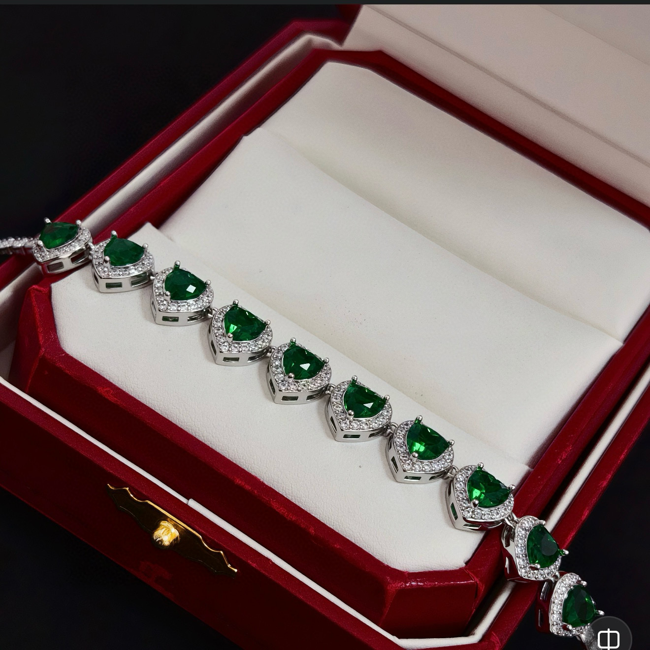 卡地亚项链 高端定制版本 镶嵌钻工艺 V金材质 经典而时尚风格 用凌厉线条重构爱情美学！打破常规，镶嵌钻