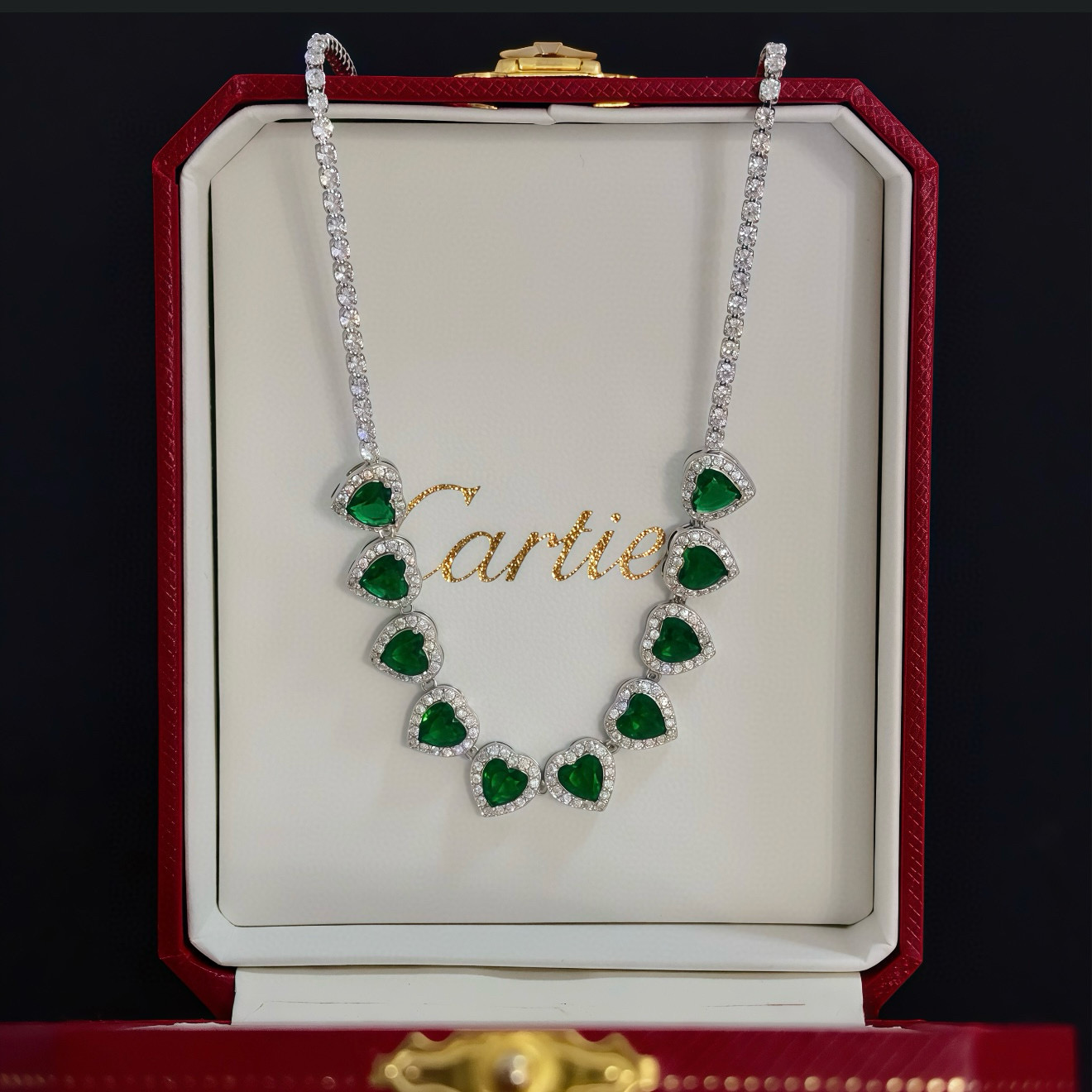 卡地亚项链 高端定制版本 镶嵌钻工艺 V金材质 经典而时尚风格 用凌厉线条重构爱情美学！打破常规，镶嵌钻