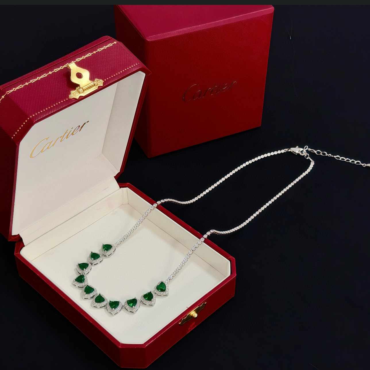 卡地亚项链 高端定制版本 镶嵌钻工艺 V金材质 经典而时尚风格 用凌厉线条重构爱情美学！打破常规，镶嵌钻