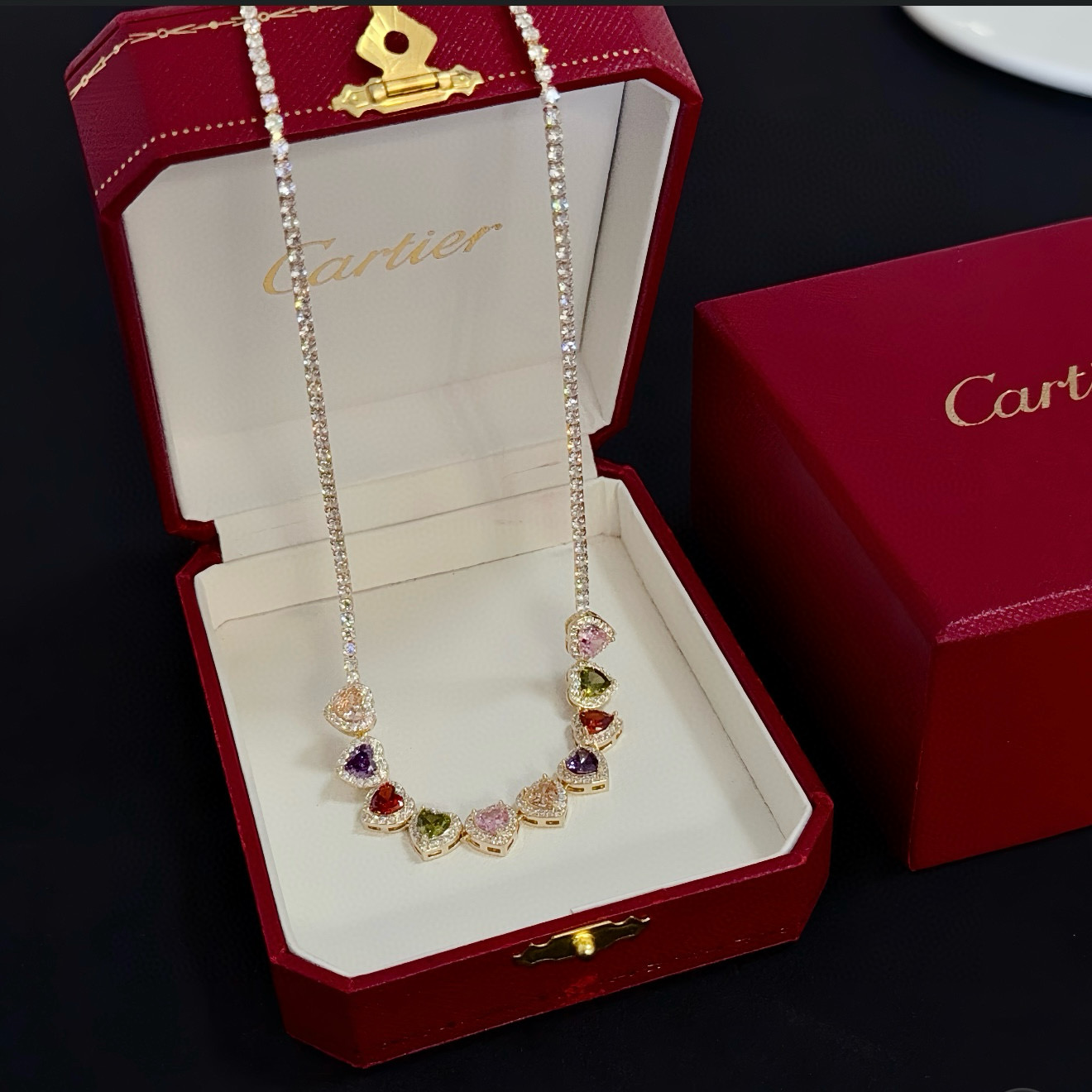 卡地亚项链 高端定制版本 镶嵌钻工艺 V金材质 经典而时尚风格 用凌厉线条重构爱情美学！打破常规，镶嵌钻