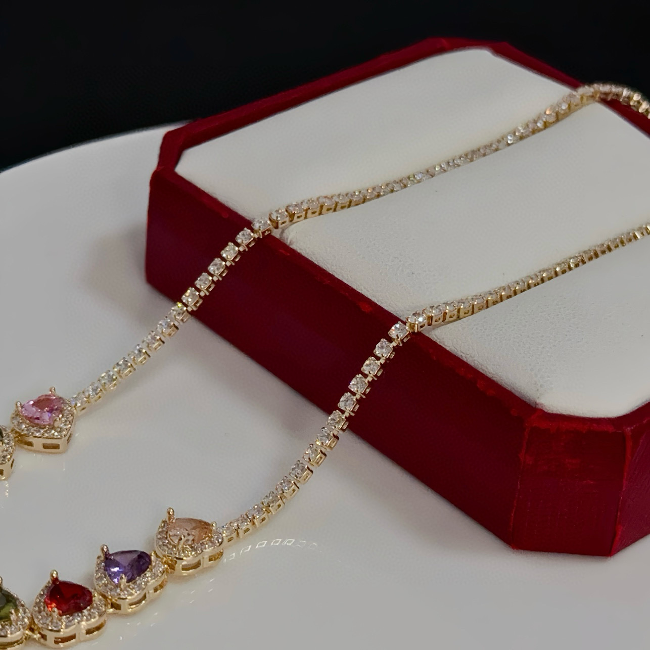 卡地亚项链 高端定制版本 镶嵌钻工艺 V金材质 经典而时尚风格 用凌厉线条重构爱情美学！打破常规，镶嵌钻