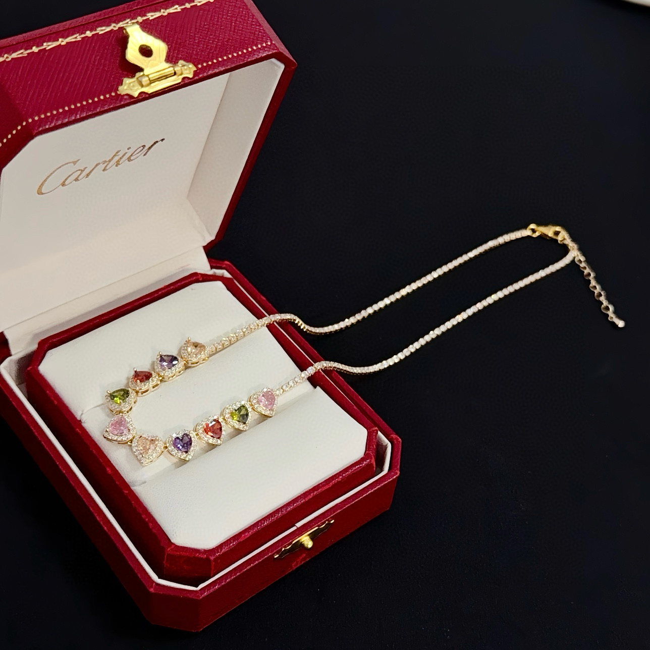 卡地亚项链 高端定制版本 镶嵌钻工艺 V金材质 经典而时尚风格 用凌厉线条重构爱情美学！打破常规，镶嵌钻