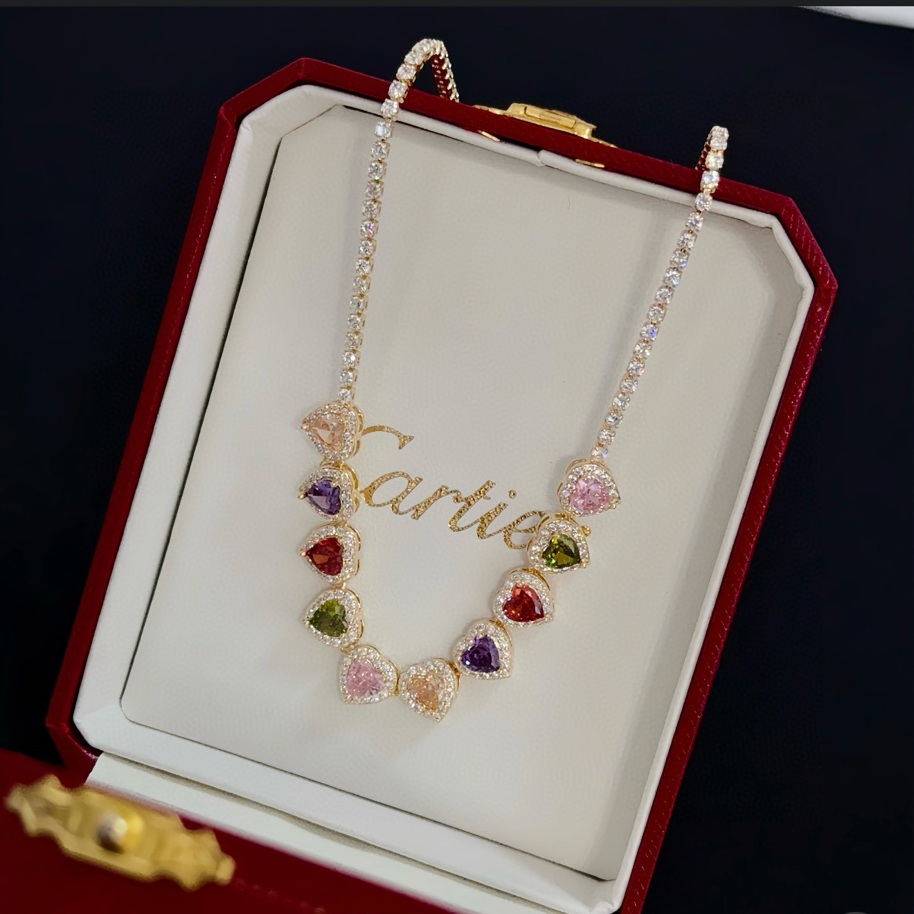 卡地亚项链 高端定制版本 镶嵌钻工艺 V金材质 经典而时尚风格 用凌厉线条重构爱情美学！打破常规，镶嵌钻