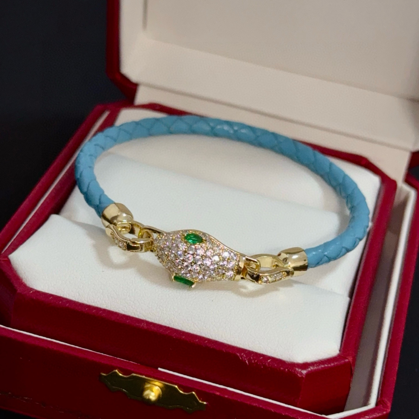 卡地亚蛇头镶钻皮绳手镯 高端定制版本 镶嵌钻工艺 V金材质 经典而时尚风格 用凌厉线条重构爱情美学！打破