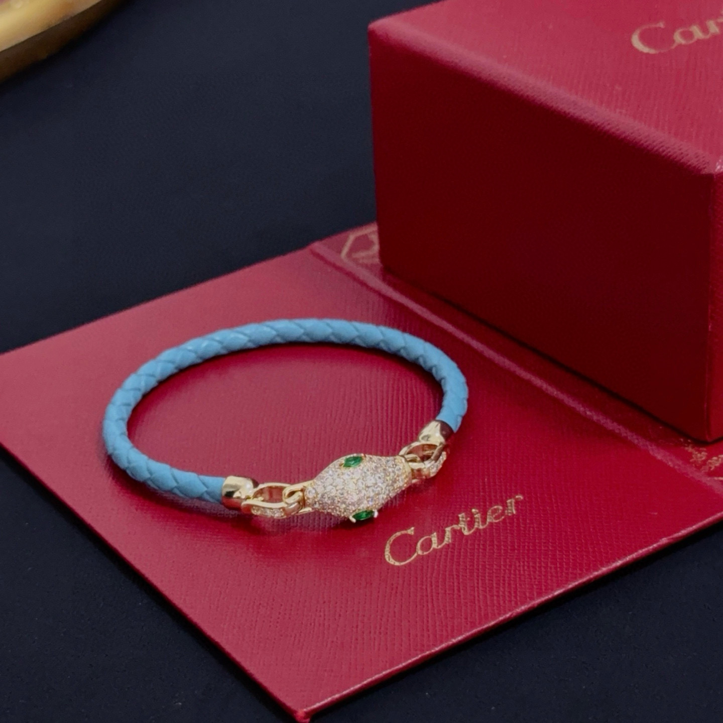 卡地亚蛇头镶钻皮绳手镯 高端定制版本 镶嵌钻工艺 V金材质 经典而时尚风格 用凌厉线条重构爱情美学！打破
