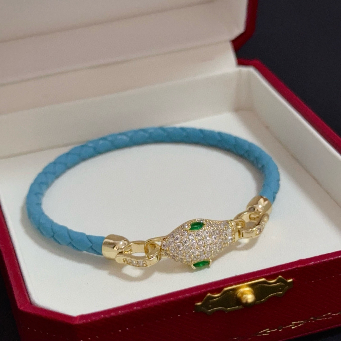 卡地亚蛇头镶钻皮绳手镯 高端定制版本 镶嵌钻工艺 V金材质 经典而时尚风格 用凌厉线条重构爱情美学！打破