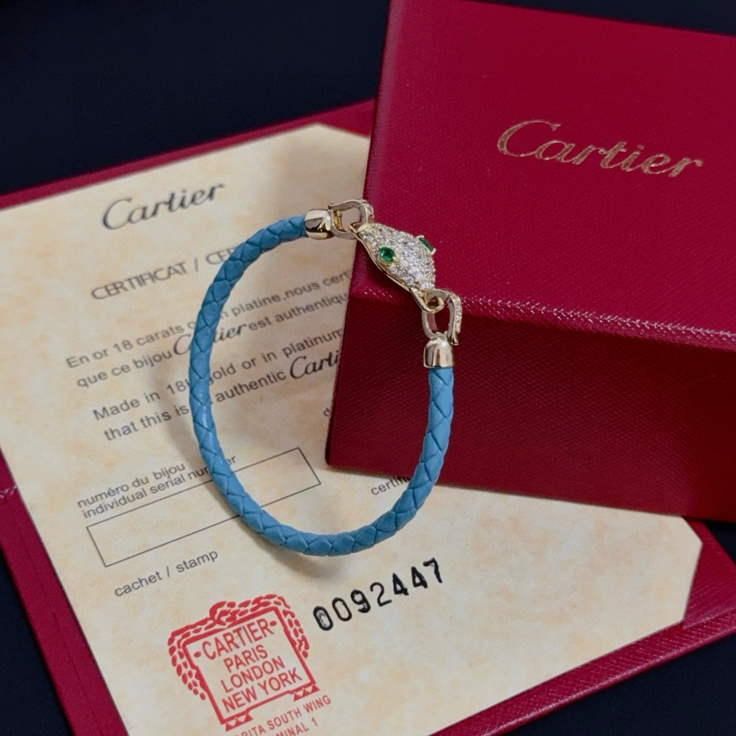 卡地亚蛇头镶钻皮绳手镯 高端定制版本 镶嵌钻工艺 V金材质 经典而时尚风格 用凌厉线条重构爱情美学！打破