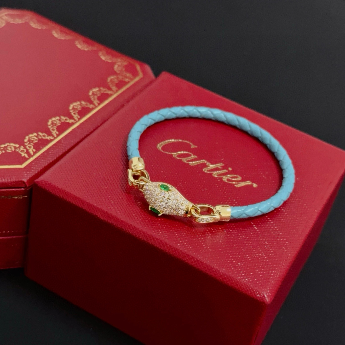 卡地亚蛇头镶钻皮绳手镯 高端定制版本 镶嵌钻工艺 V金材质 经典而时尚风格 用凌厉线条重构爱情美学！打破