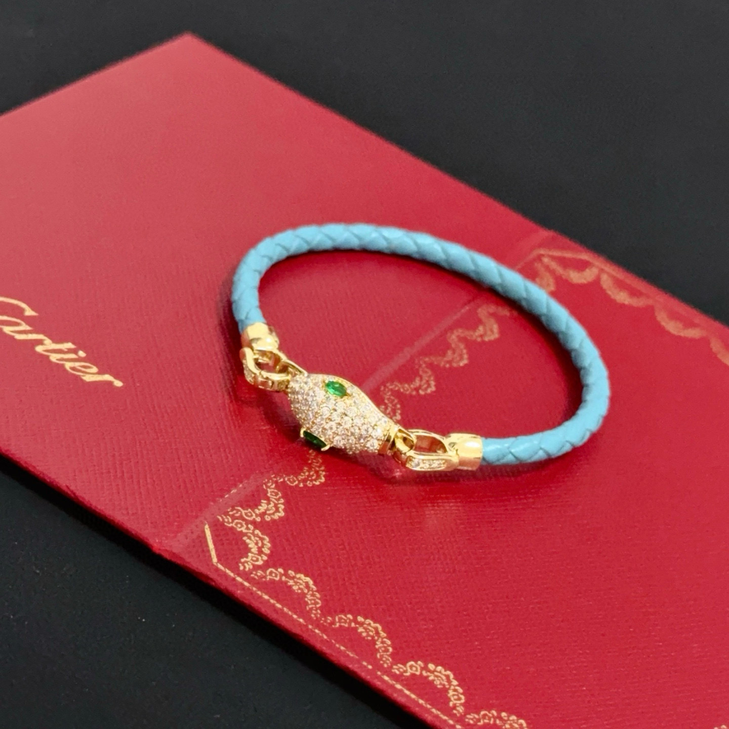 卡地亚蛇头镶钻皮绳手镯 高端定制版本 镶嵌钻工艺 V金材质 经典而时尚风格 用凌厉线条重构爱情美学！打破