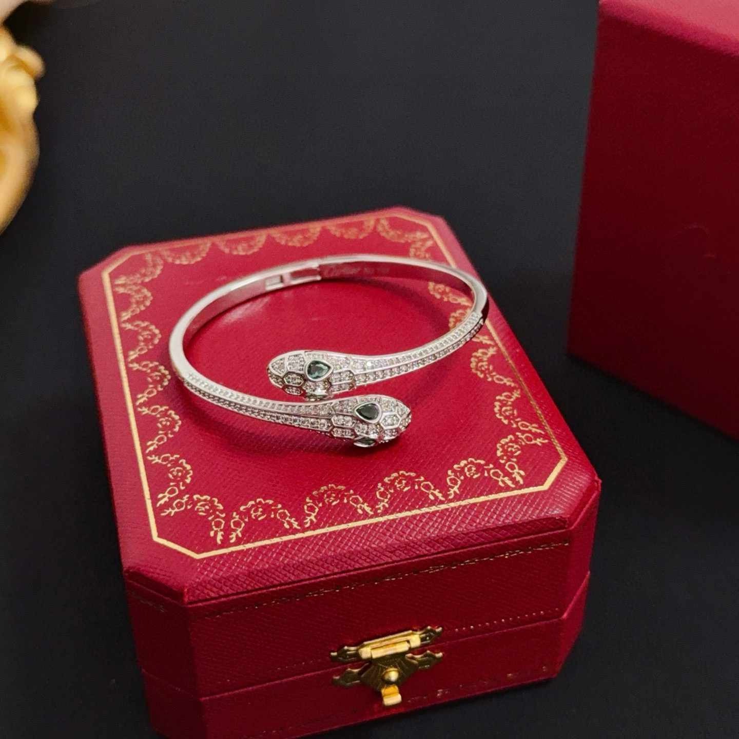 卡地亚镶钻手镯 高端定制版本 镶嵌钻工艺 V金材质 经典而时尚风格 用凌厉线条重构爱情美学！打破常规，镶