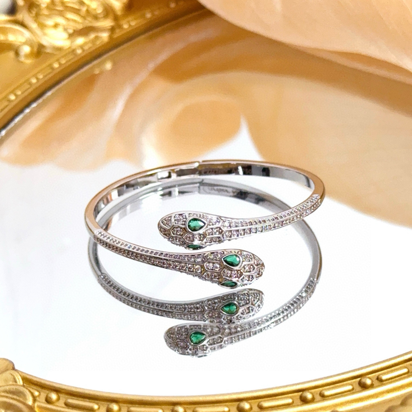 卡地亚镶钻手镯 高端定制版本 镶嵌钻工艺 V金材质 经典而时尚风格 用凌厉线条重构爱情美学！打破常规，镶