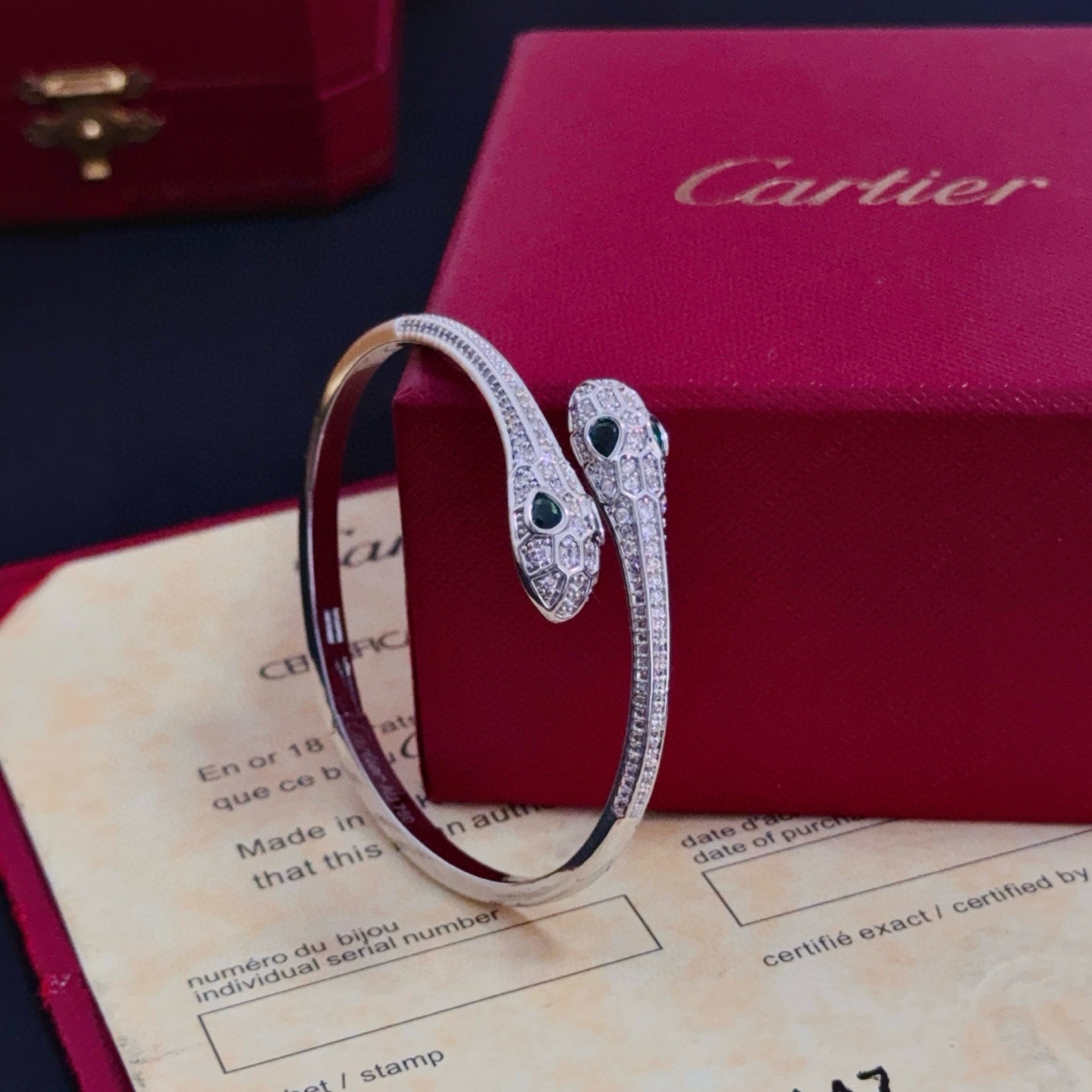 卡地亚镶钻手镯 高端定制版本 镶嵌钻工艺 V金材质 经典而时尚风格 用凌厉线条重构爱情美学！打破常规，镶