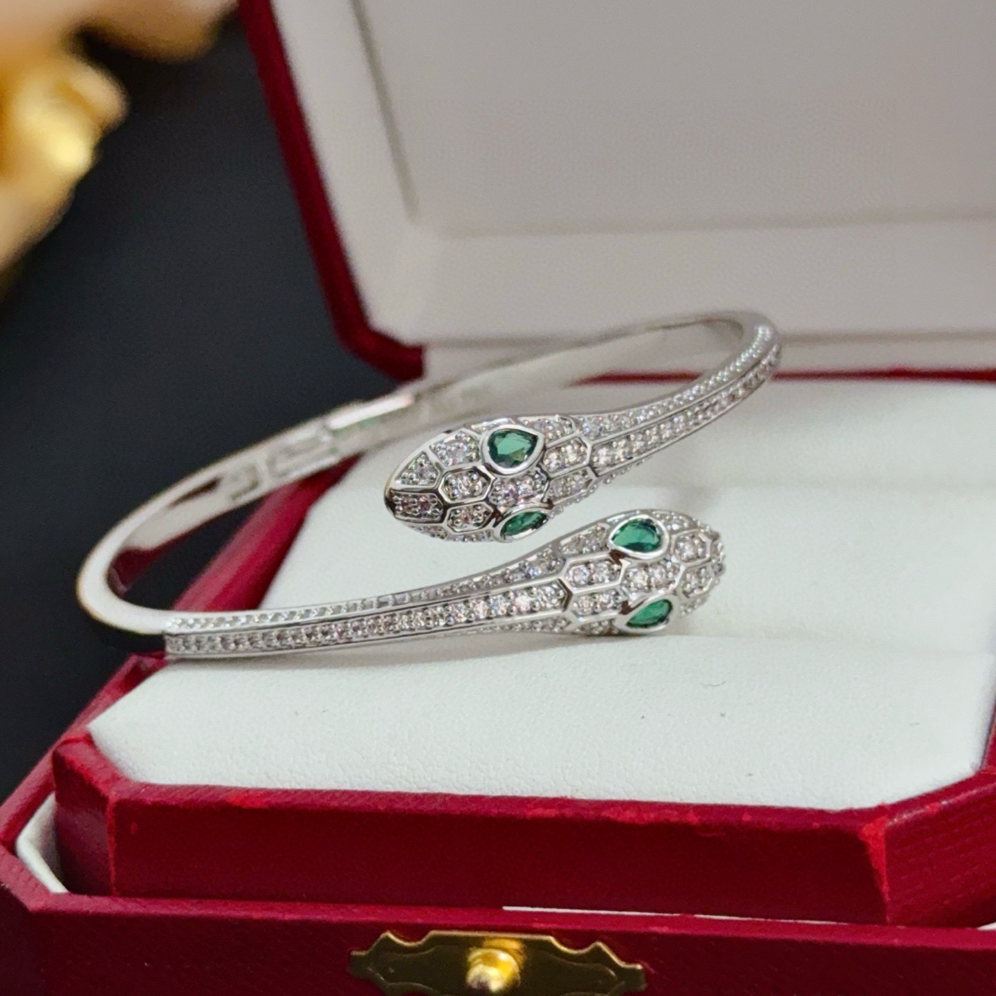 卡地亚镶钻手镯 高端定制版本 镶嵌钻工艺 V金材质 经典而时尚风格 用凌厉线条重构爱情美学！打破常规，镶