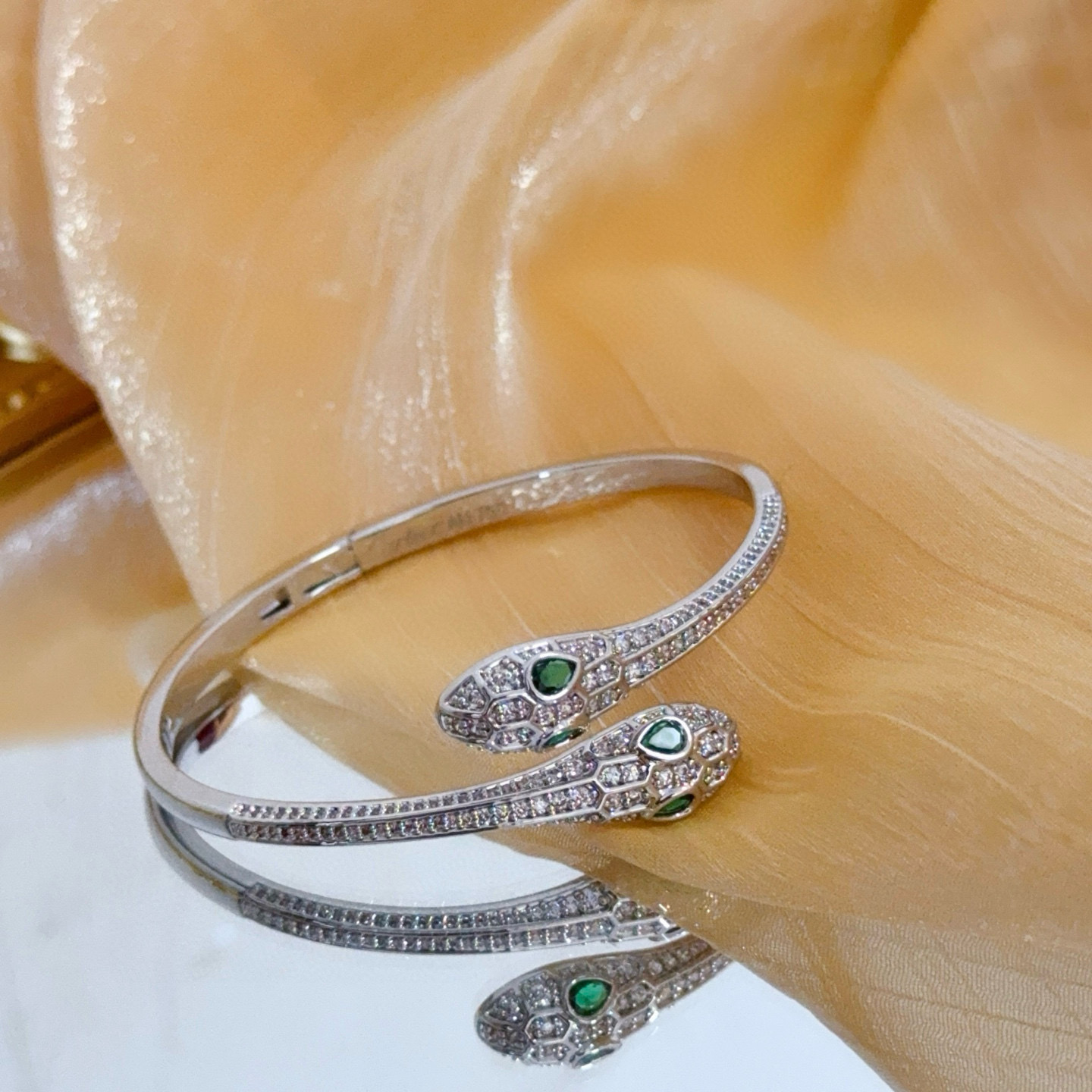 卡地亚镶钻手镯 高端定制版本 镶嵌钻工艺 V金材质 经典而时尚风格 用凌厉线条重构爱情美学！打破常规，镶