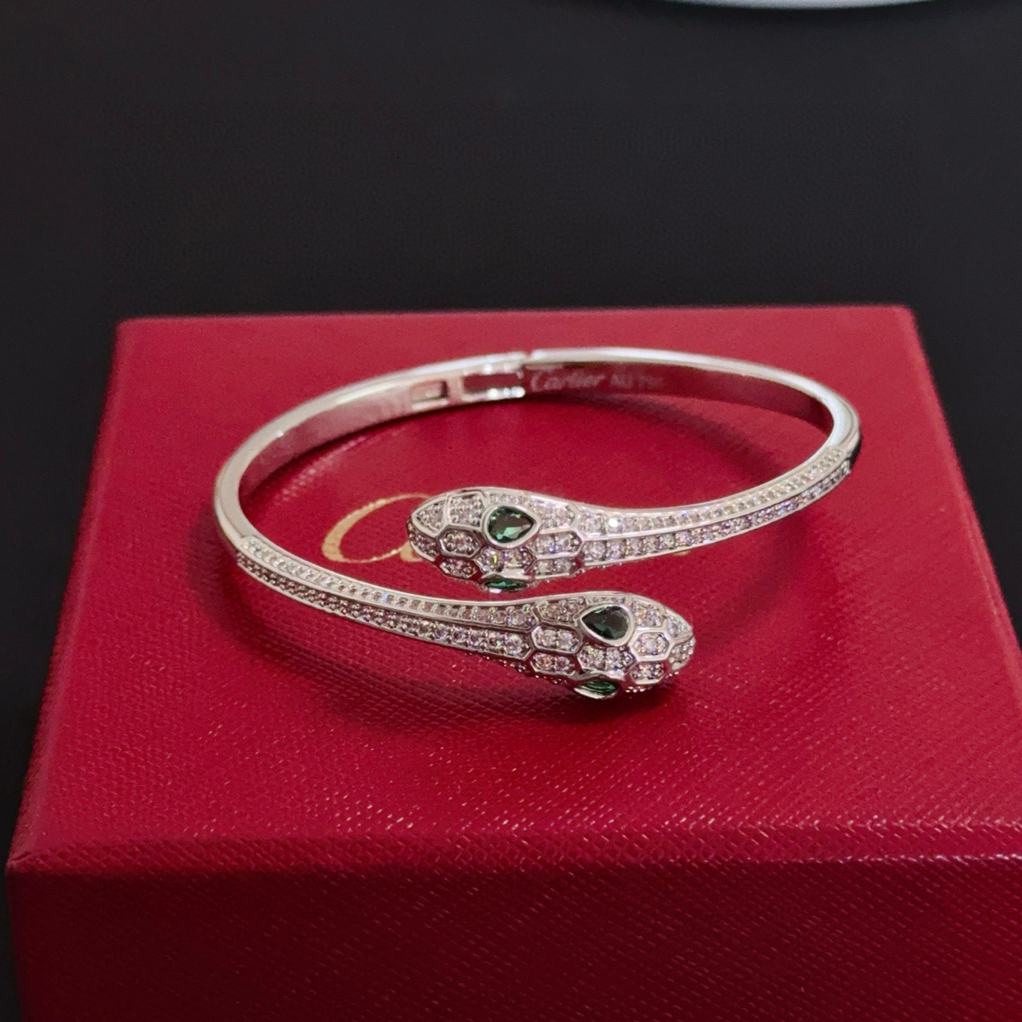 卡地亚镶钻手镯 高端定制版本 镶嵌钻工艺 V金材质 经典而时尚风格 用凌厉线条重构爱情美学！打破常规，镶