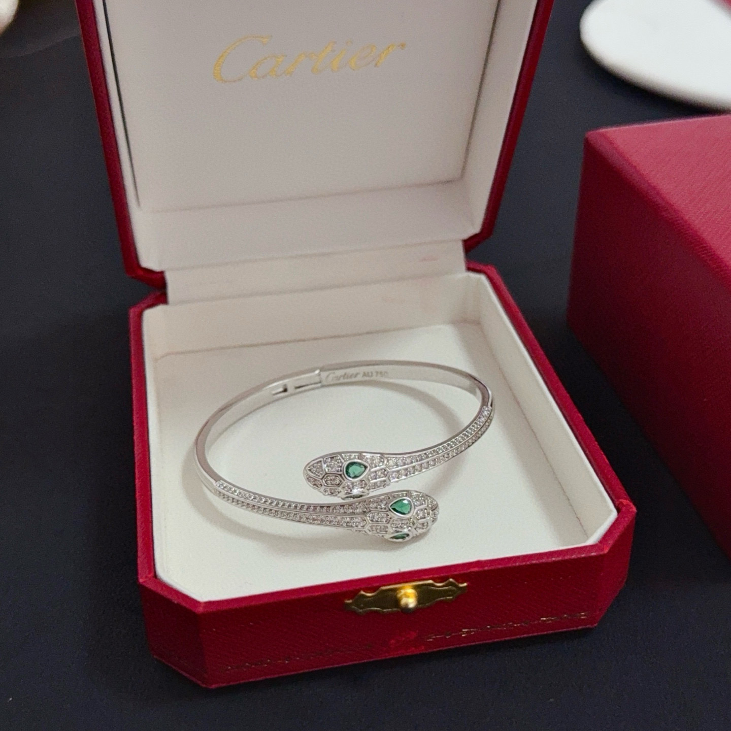 卡地亚镶钻手镯 高端定制版本 镶嵌钻工艺 V金材质 经典而时尚风格 用凌厉线条重构爱情美学！打破常规，镶