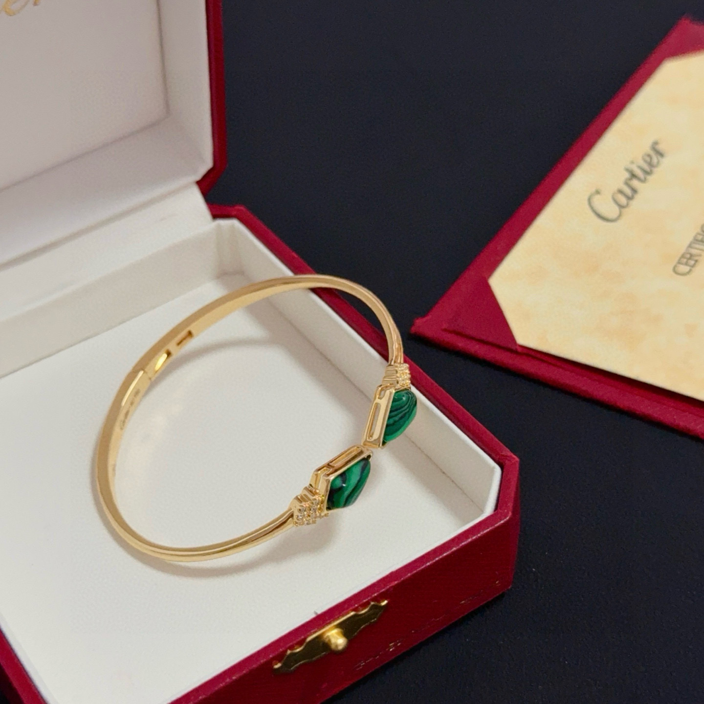 卡地亚镶钻手镯 高端定制版本 镶嵌钻工艺 V金材质 经典而时尚风格 用凌厉线条重构爱情美学！打破常规，镶