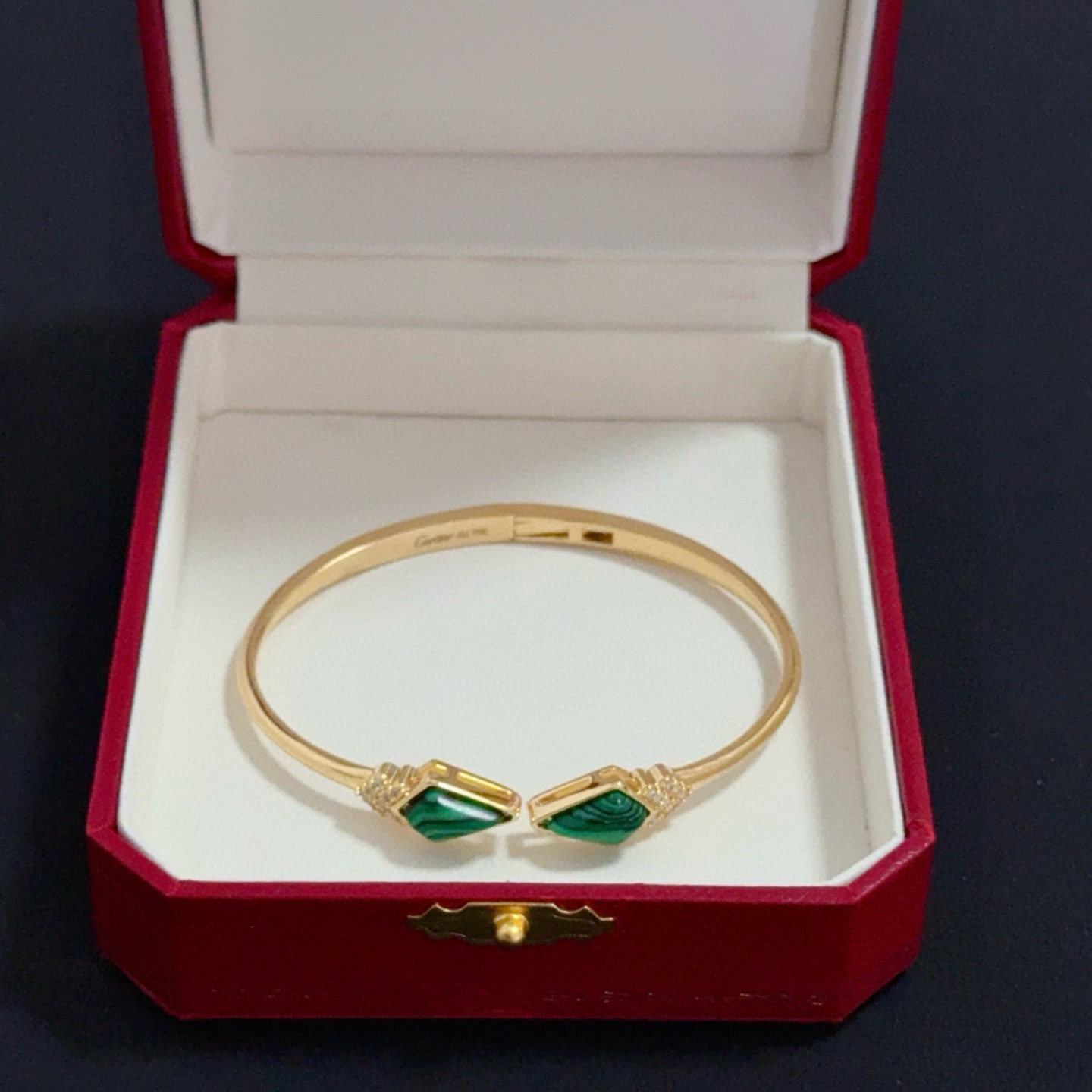 卡地亚镶钻手镯 高端定制版本 镶嵌钻工艺 V金材质 经典而时尚风格 用凌厉线条重构爱情美学！打破常规，镶